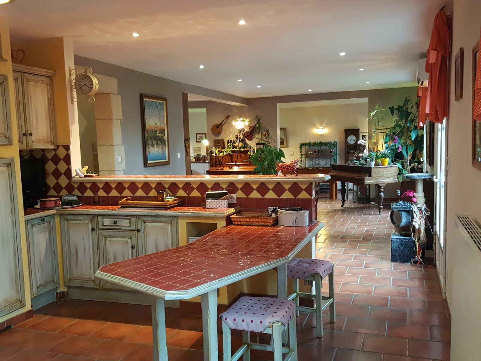 Grande maison avec piscine et son terrain de pétanque
