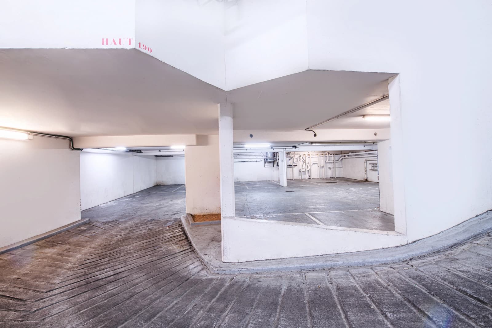 Espace de type parking pour présentations et défilés