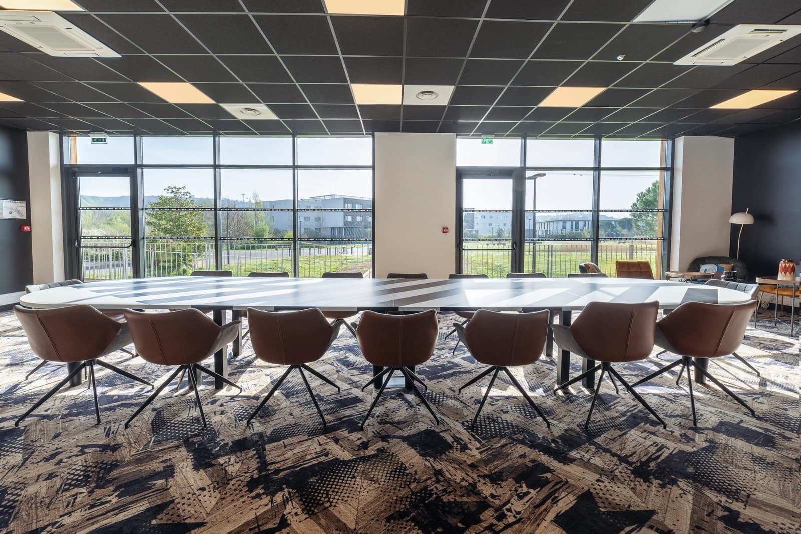 Space Bright, welcoming meeting room - 1