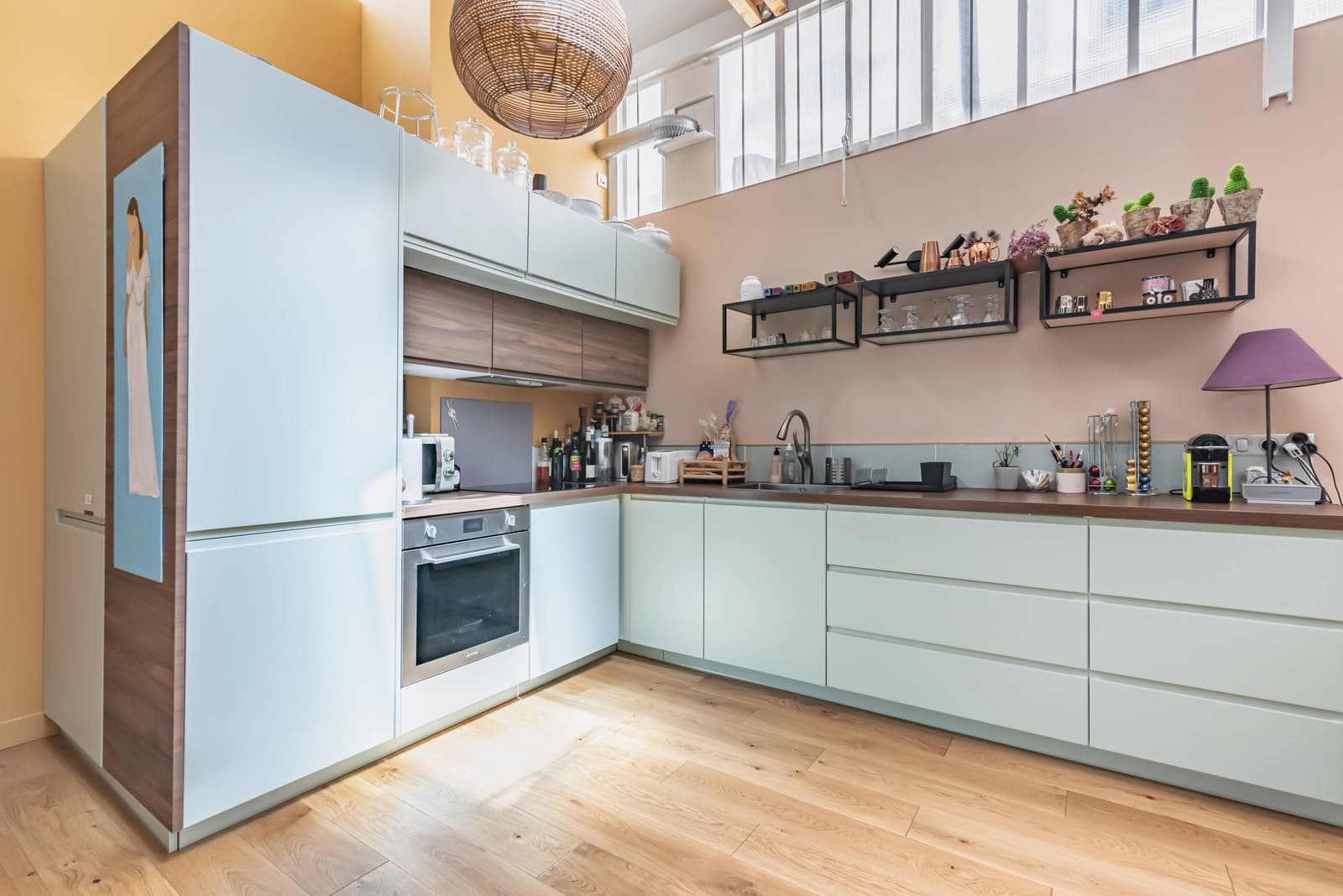 Cuisine dans Appartement loft spacieux aux couleurs vibrantes - 1