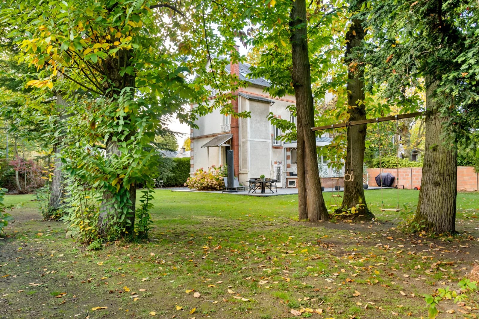 Meeting room in English-style country house - 1