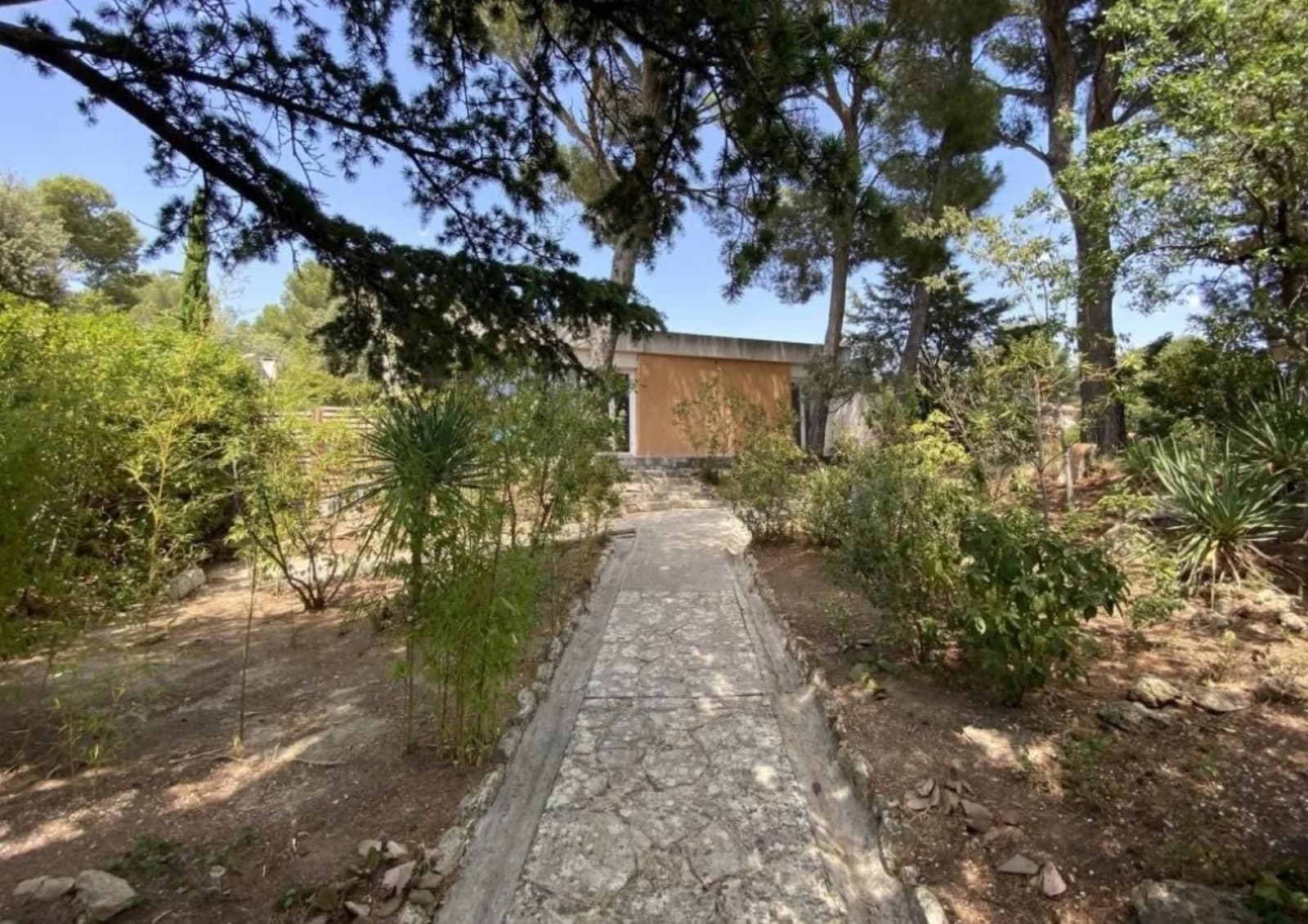 Salle de réunion dans Maison design à Pélissanne, une architecture unique - 1