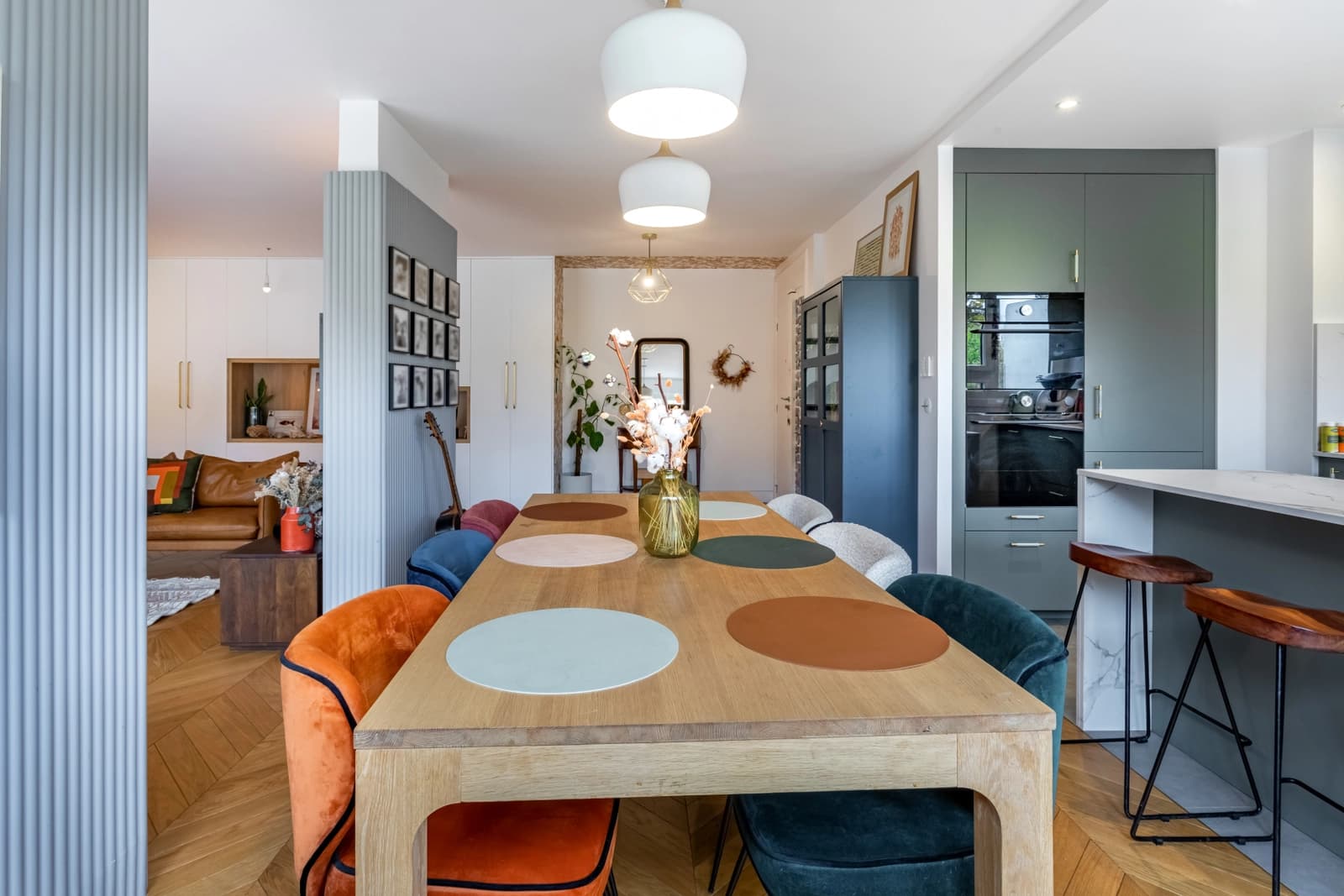 Salle de réunion dans Appartement avec une vaste et conviviale pièce de vie - 1