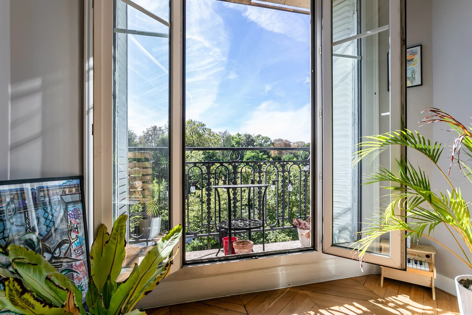 Salon dans Appartement cossu, vue sur parc verdoyant et Paris - 1
