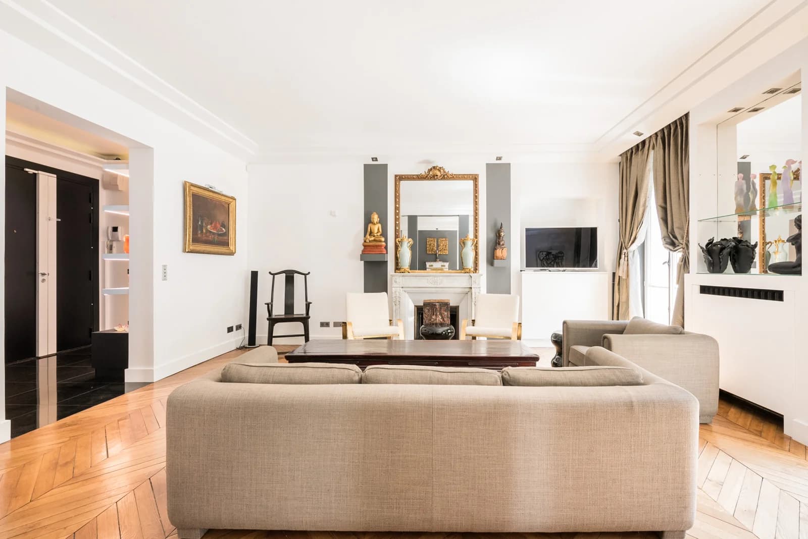 Living room in Parisian elegance - 1