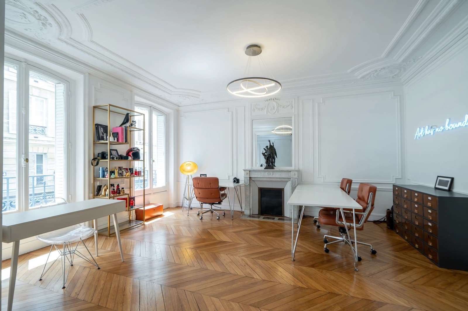 Salle de réunion dans Appartement haussmannien au design épuré et chic - 1