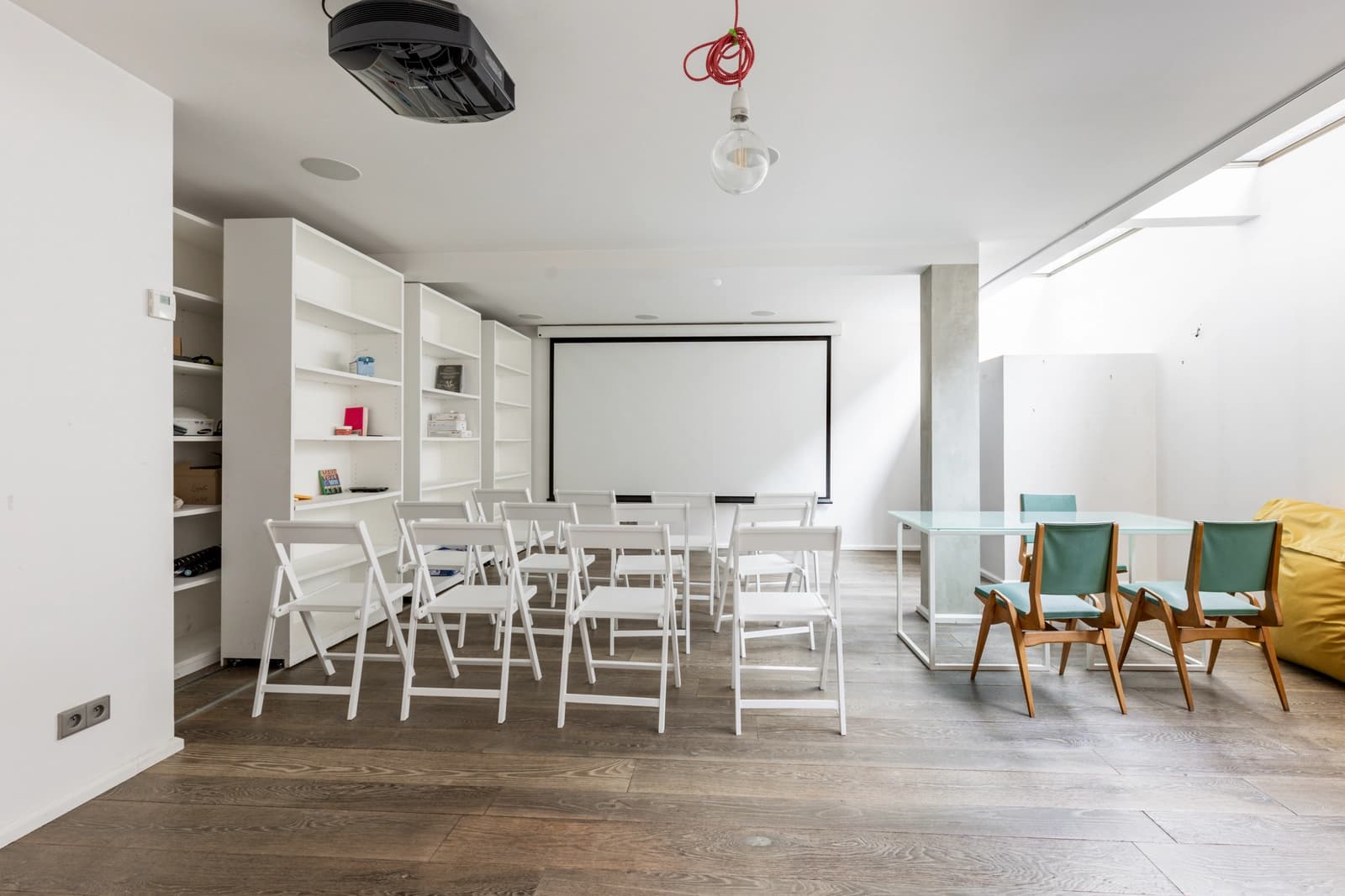 Salle de réunion dans Paris 11e: grand duplex épuré au design contemporain - 1