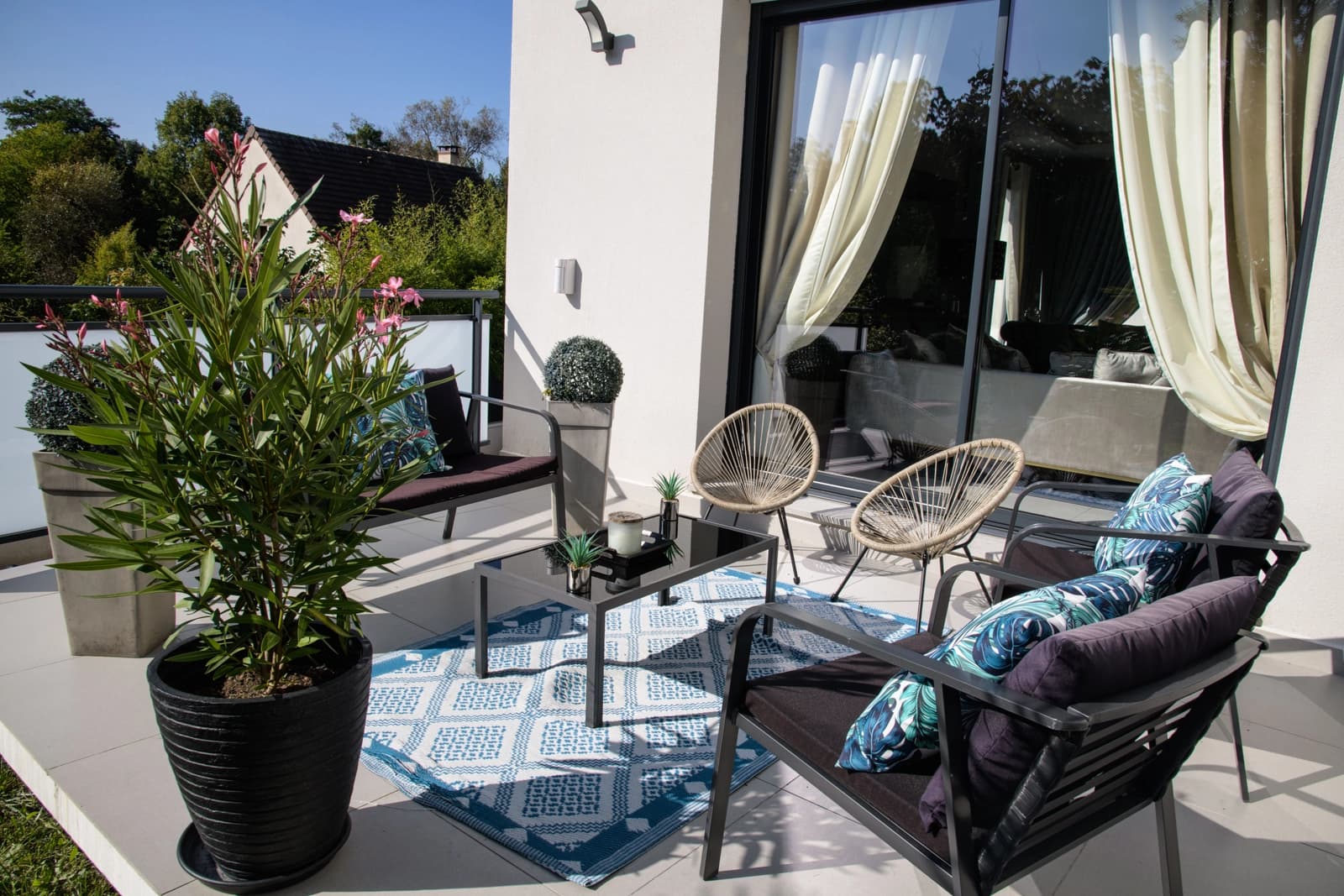 Salon dans Magnifique villa avec piscine, un havre de paix au calme - 1