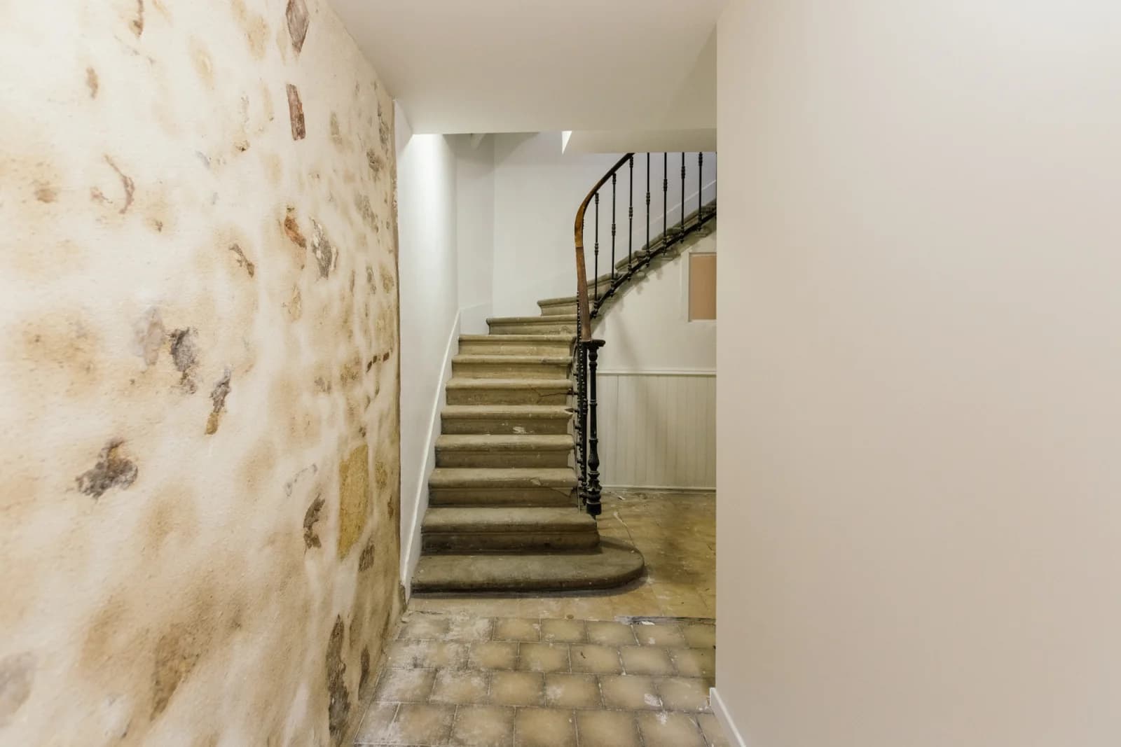 Space Bright, warm, exposed stone - 4