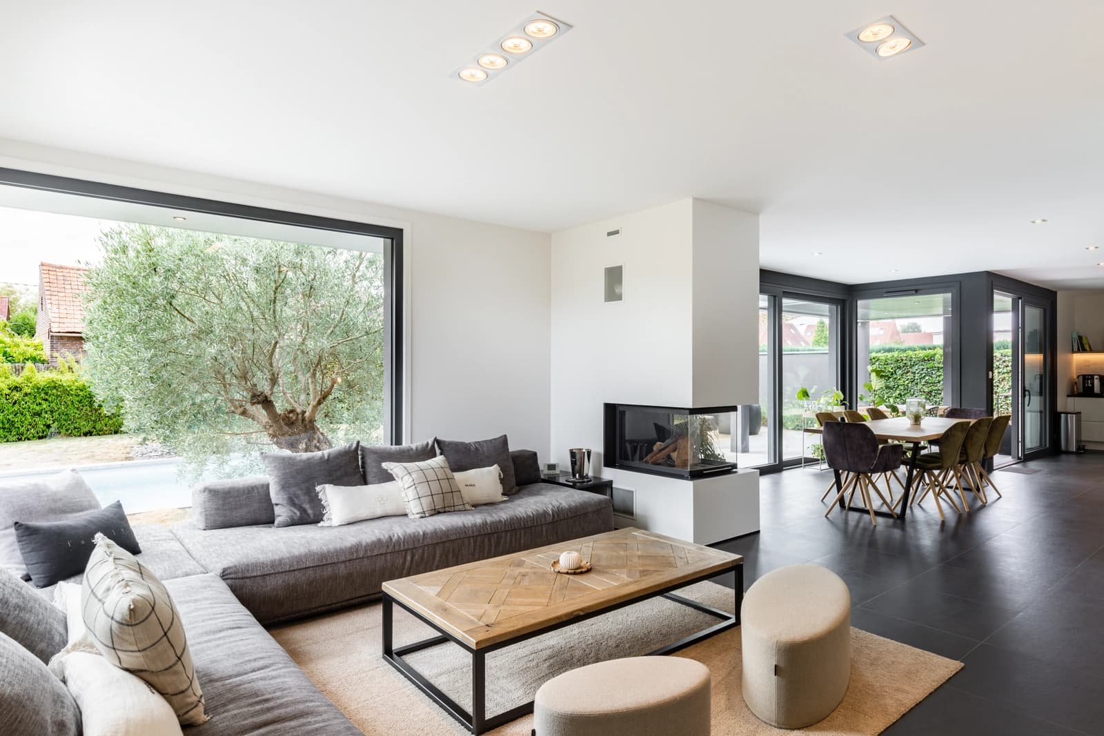 Espace moderne ouvert sur jardin avec piscine