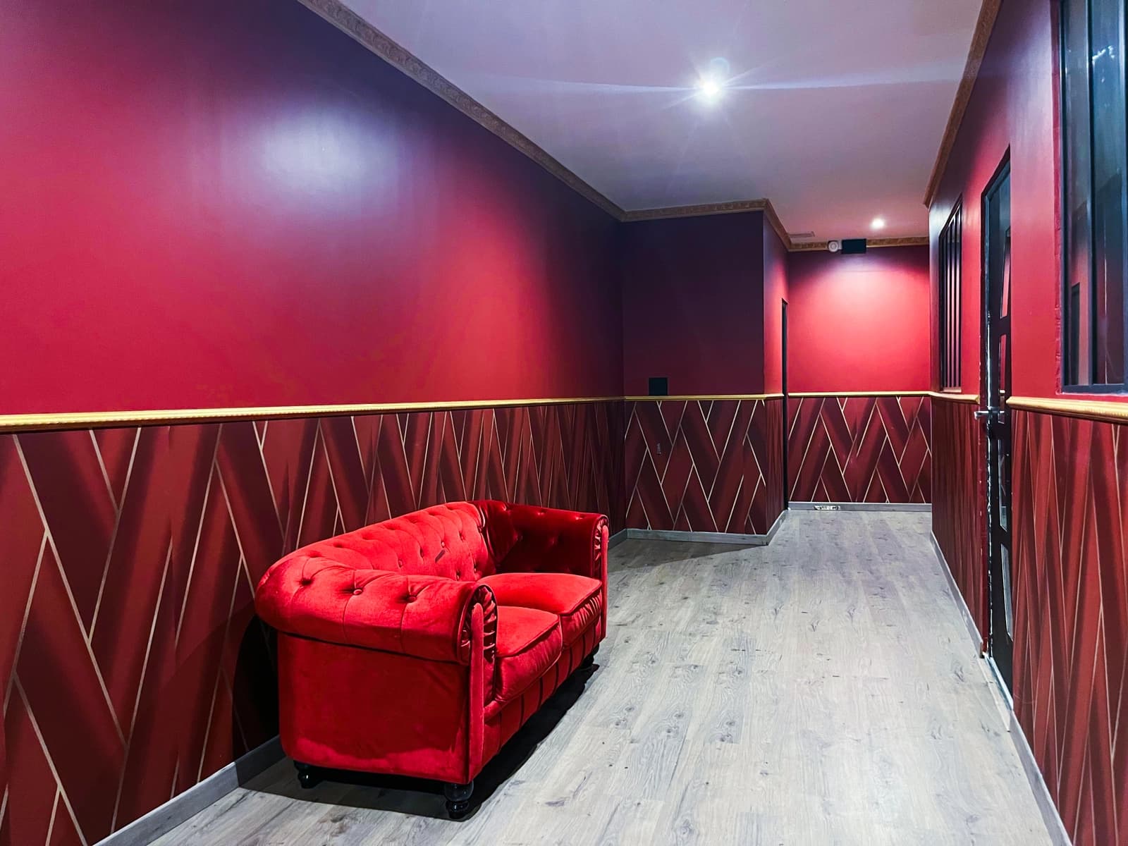 Salon dans Couloir Rouge: un passage au design audacieux - 1