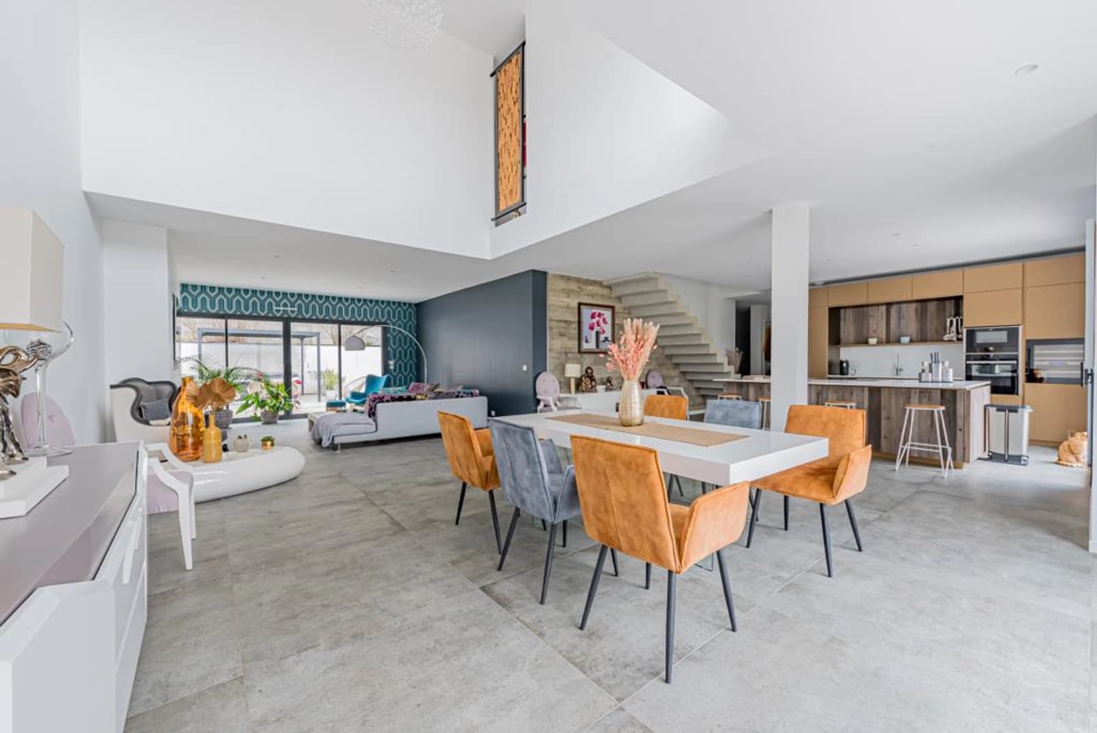 Salle de réunion dans Demeure au design actuel, confort et pureté des lignes - 0