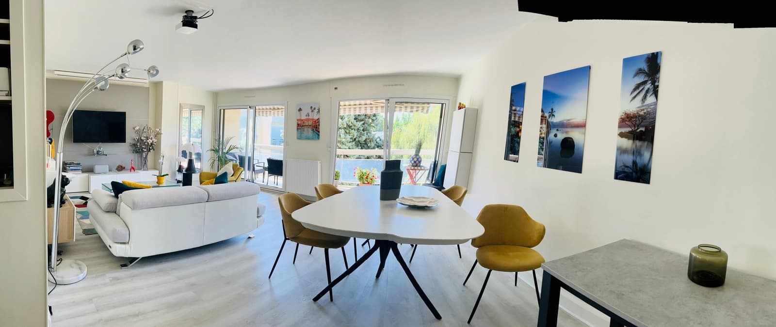 Salon dans Superbe appartement exposé sud avec vue sur la piscine - 1