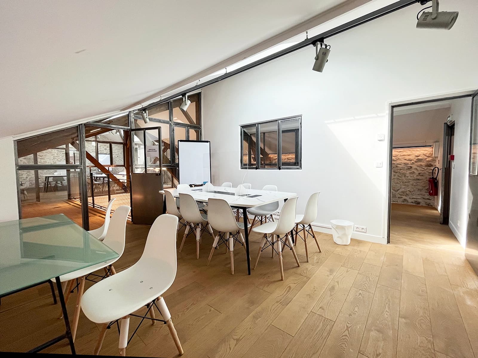 Salle de réunion dans Lieu industriel au cachet brut, disponible à la location - 1