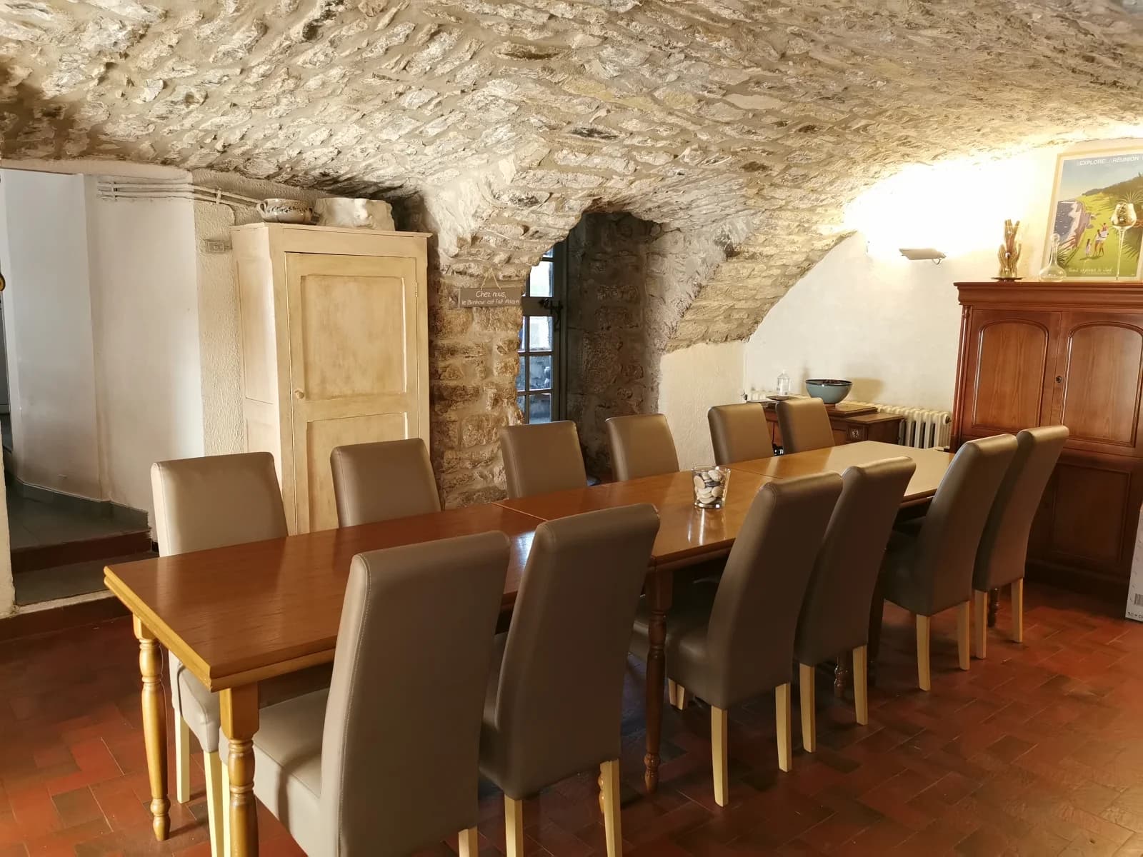 Meeting room in 17th century vaulted cellar - 0