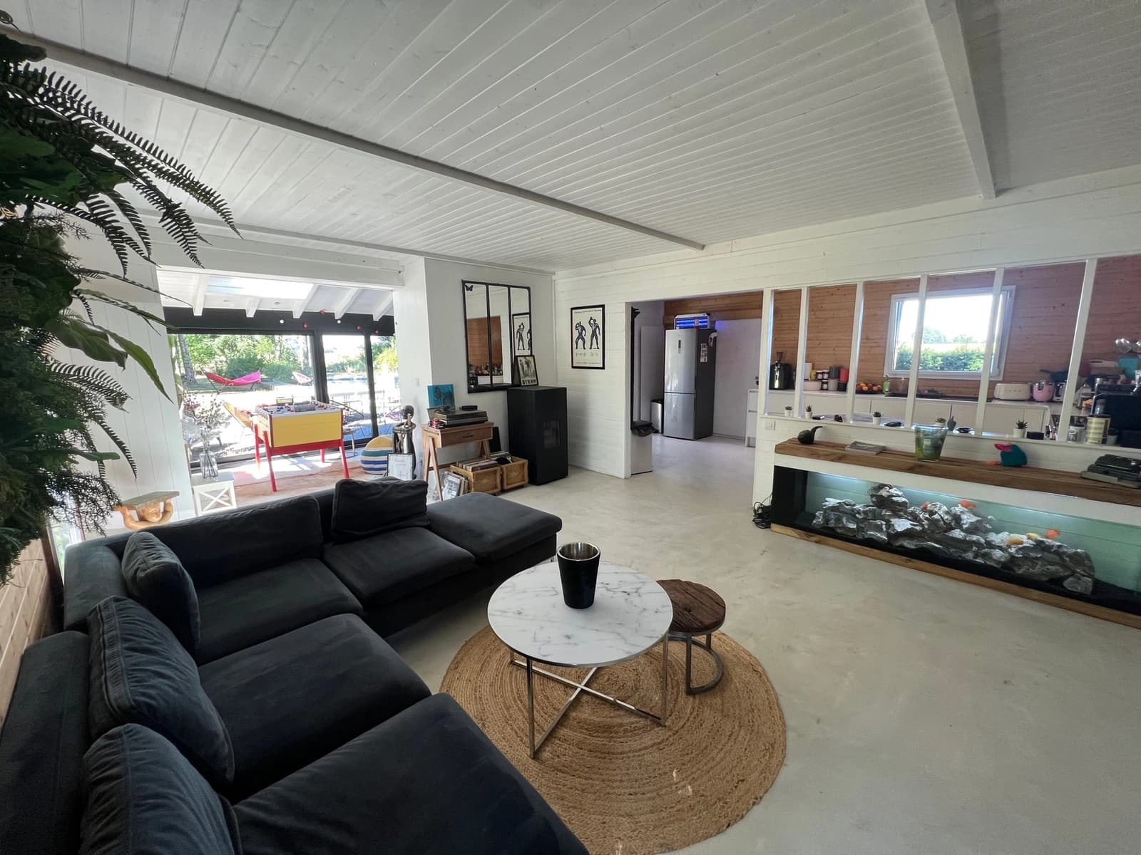 Living room in A bucolic setting - 1