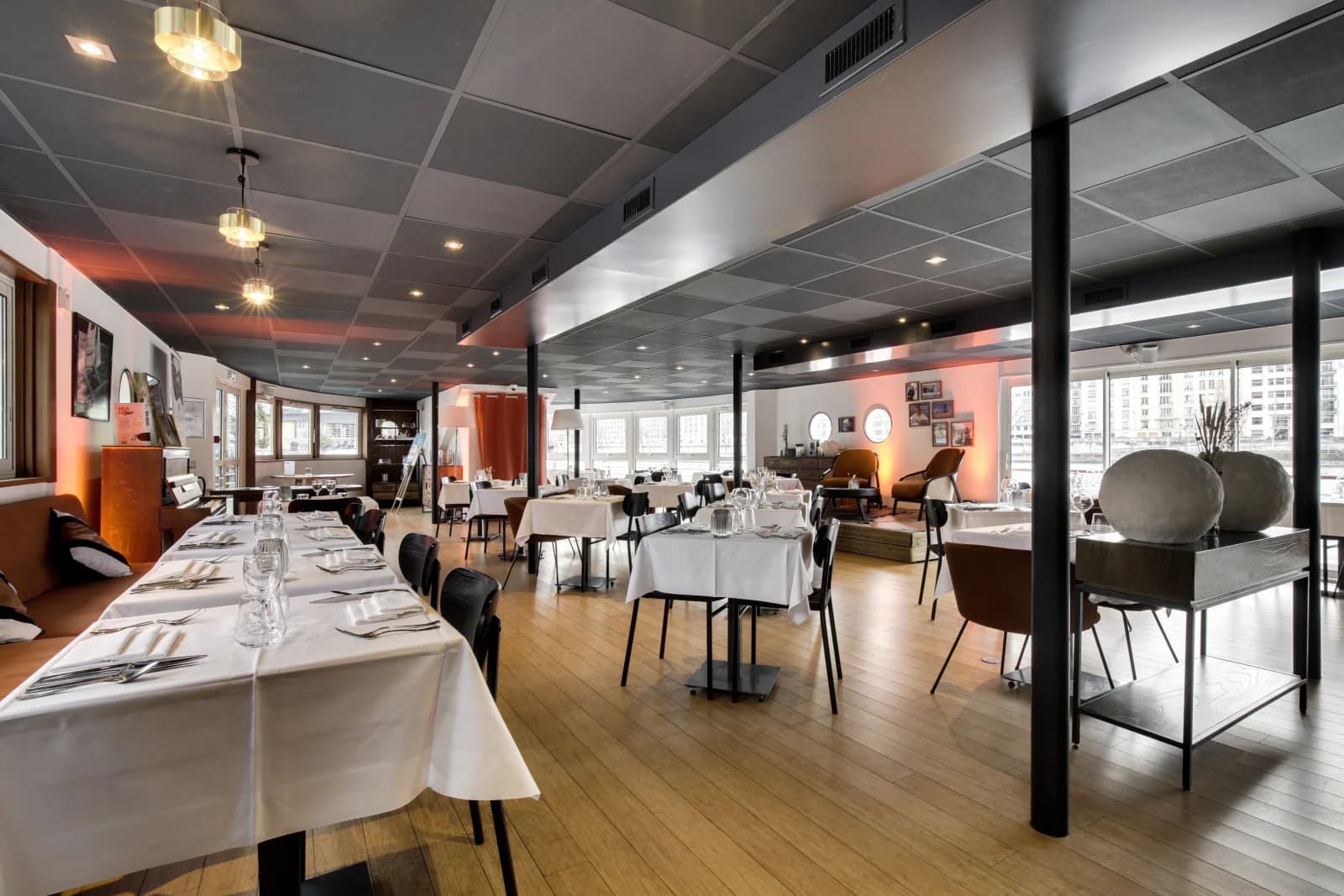 Space Private dining area on barge - 0