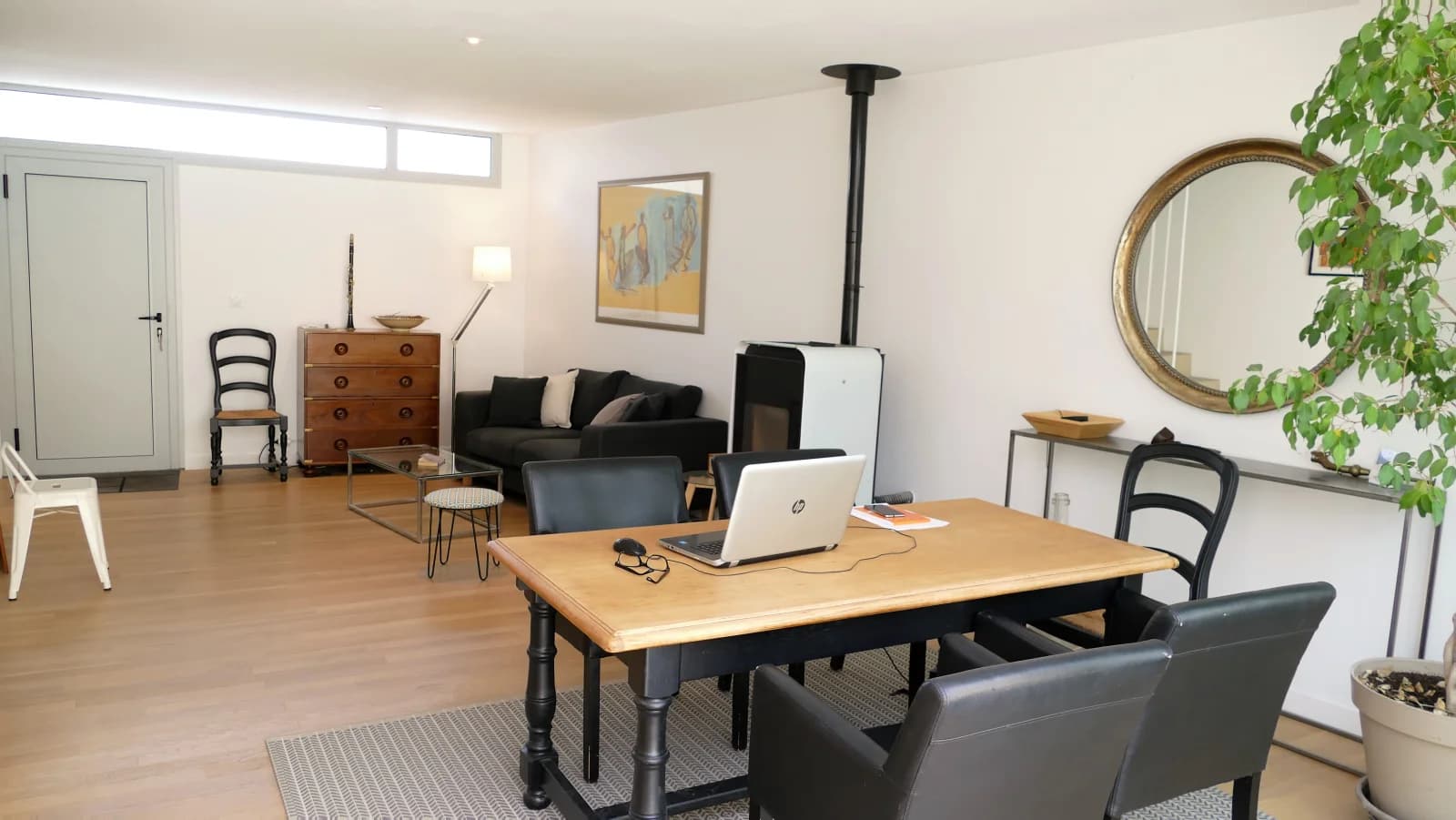Salle de réunion dans Maison lumineuse avec un bel espace extérieur paysager - 1