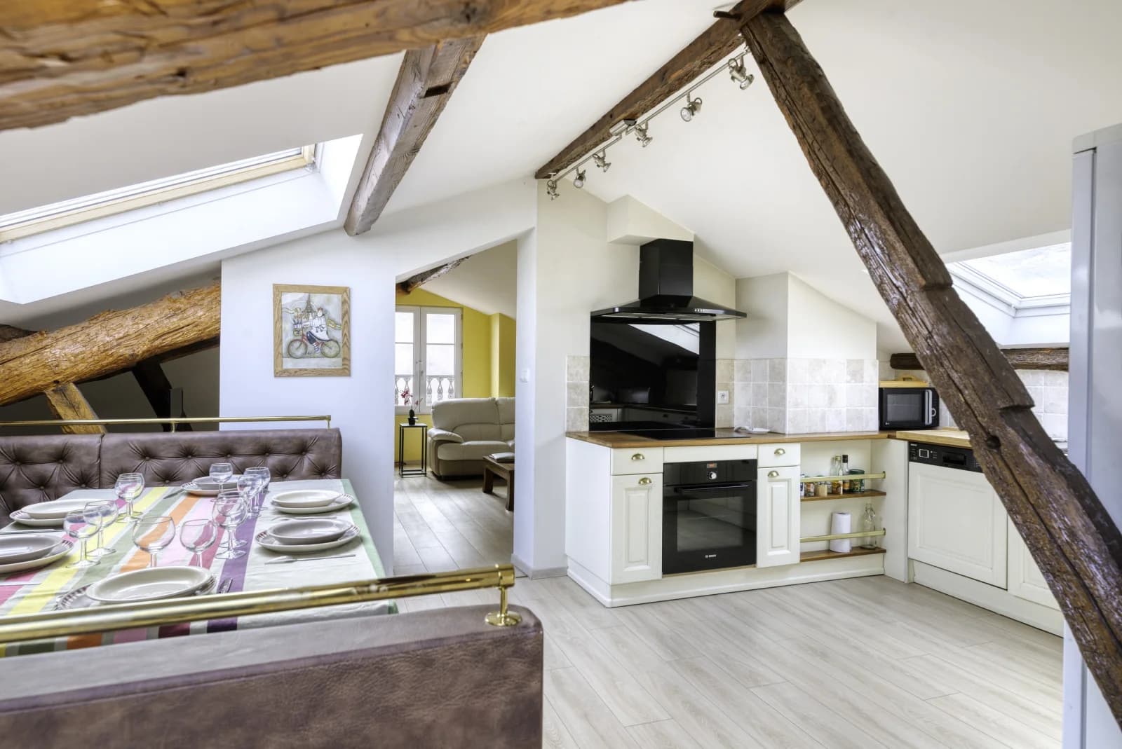 Salon dans Adresse de prestige pour ce charmant appartement unique - 1