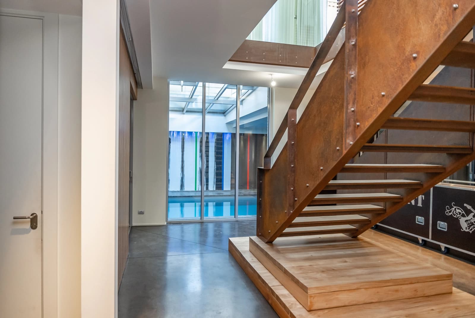 Salon dans Magnifique loft de 450m² avec sa piscine intérieure - 1