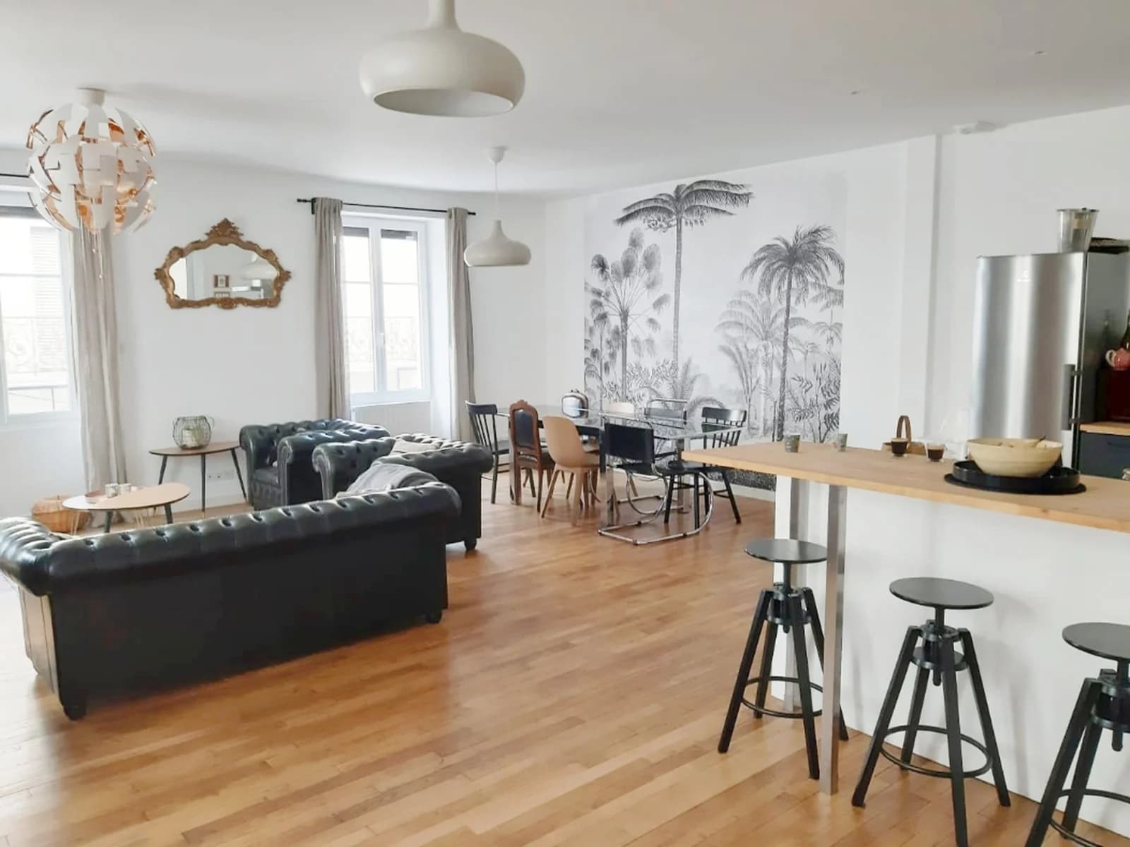Salle de réunion dans Grande maison design avec sa terrasse panoramique - 1