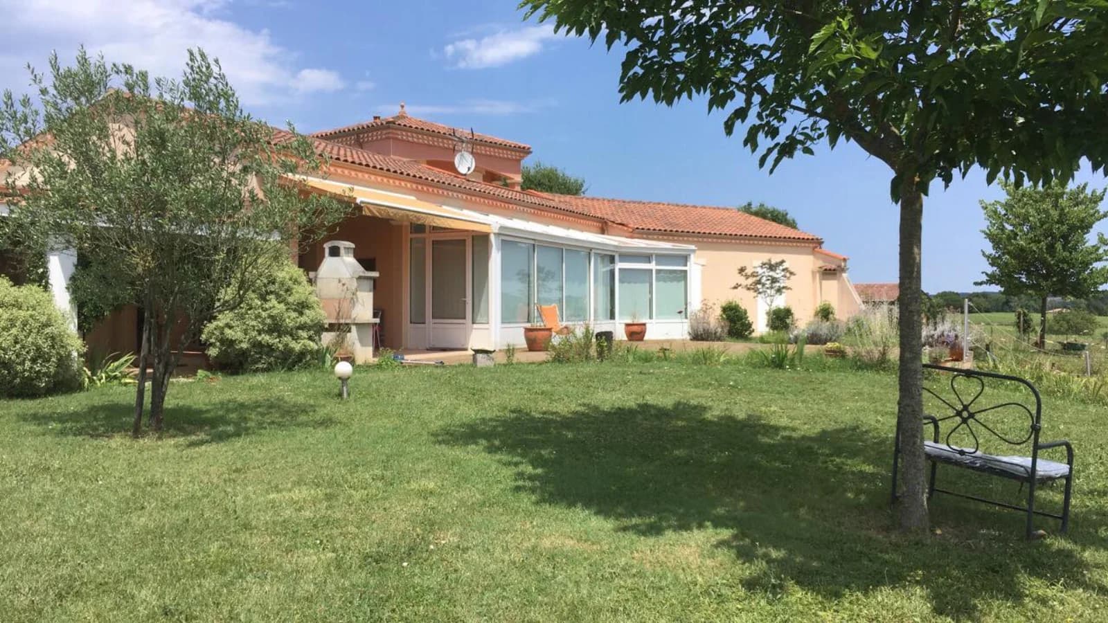 Villa et gîtes en bois au coeur d'un domaine agricole bio