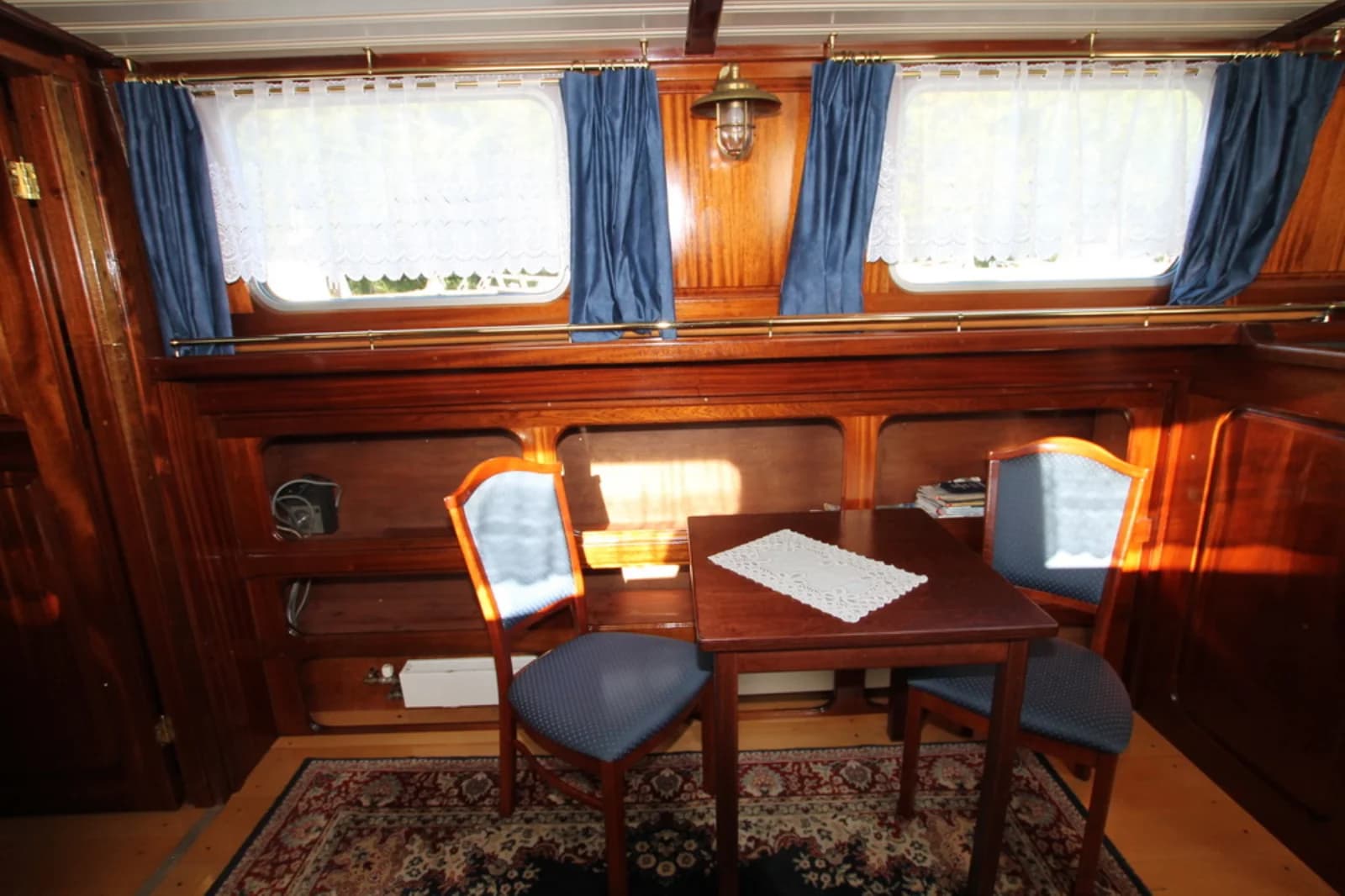 Salon dans Magnifique péniche amarrée, une autre vie - 1