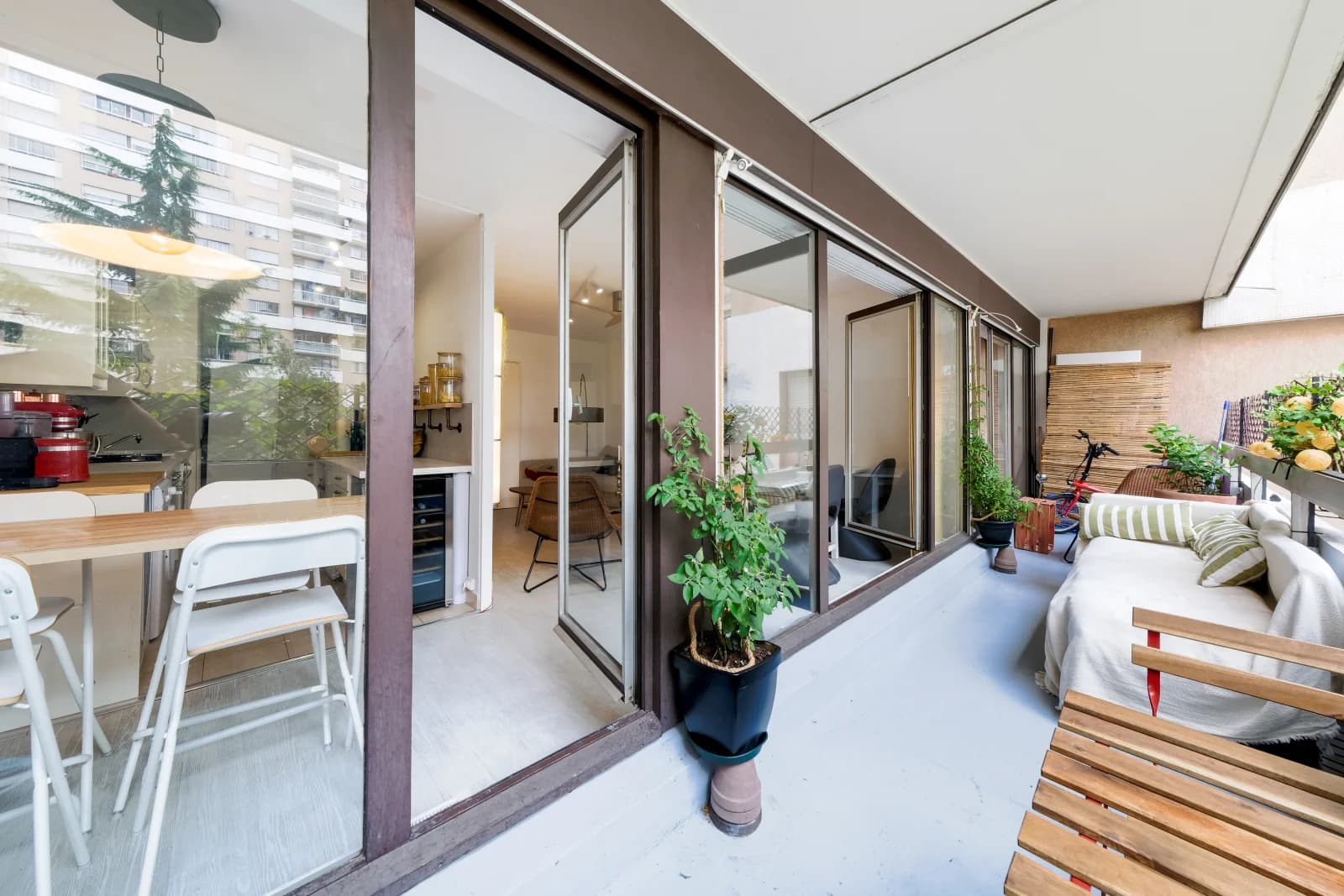 Living room in "Comme chez soi" for working and thinking - 1