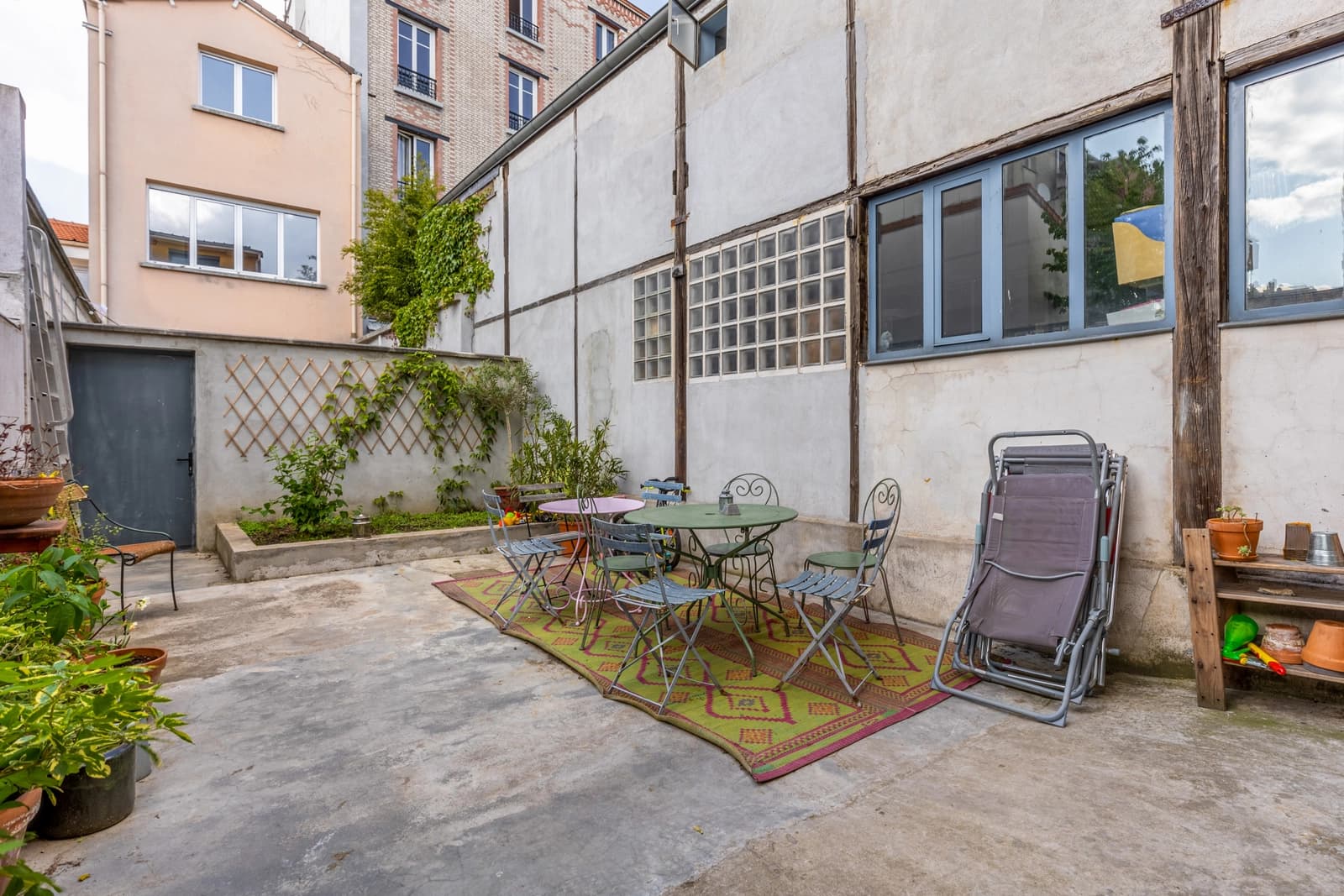 Meeting room in Backyard house with large atypical volume - 1