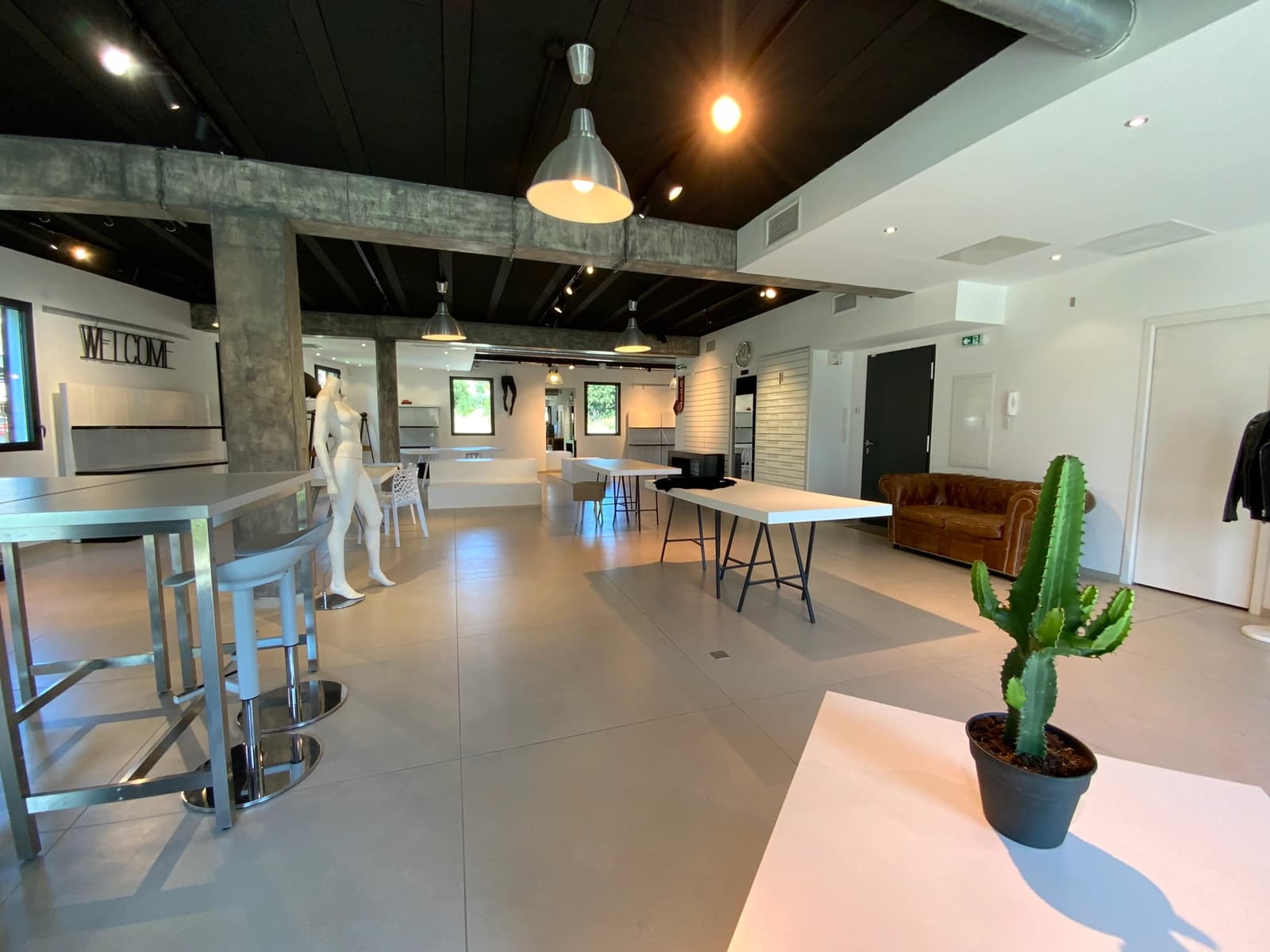 Espace Lieu de présentation au design industriel affirmé - 1
