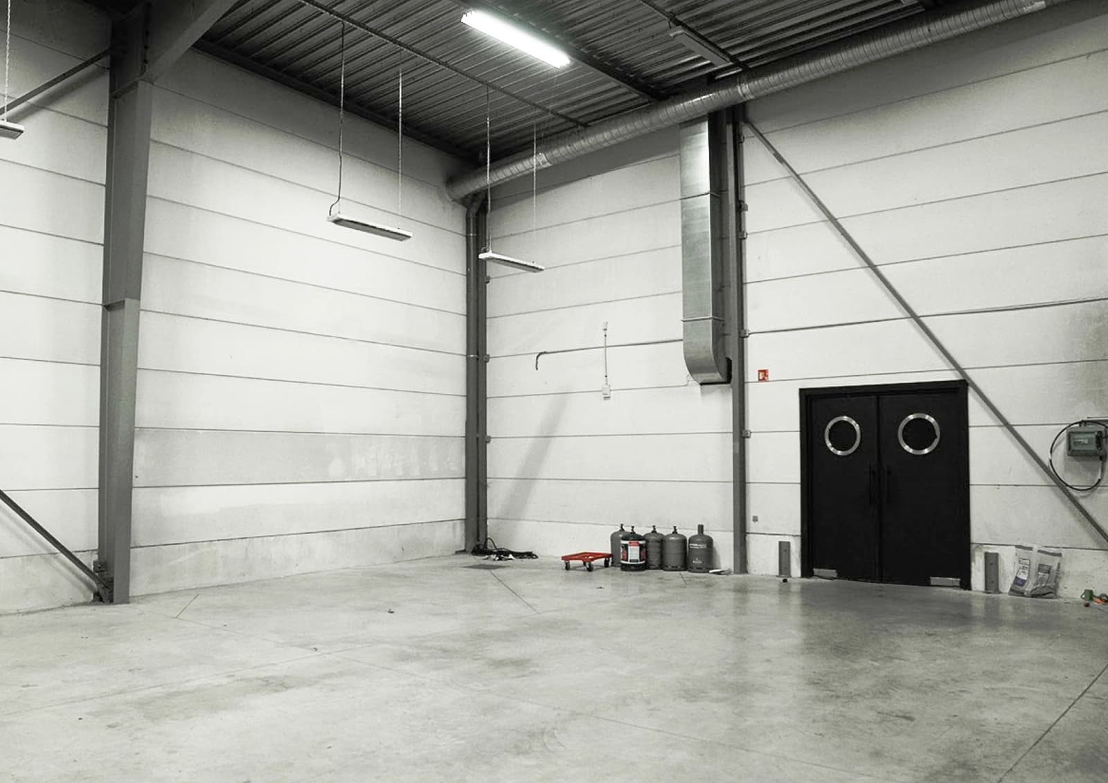 Space Hangar with green cyclorama - 3