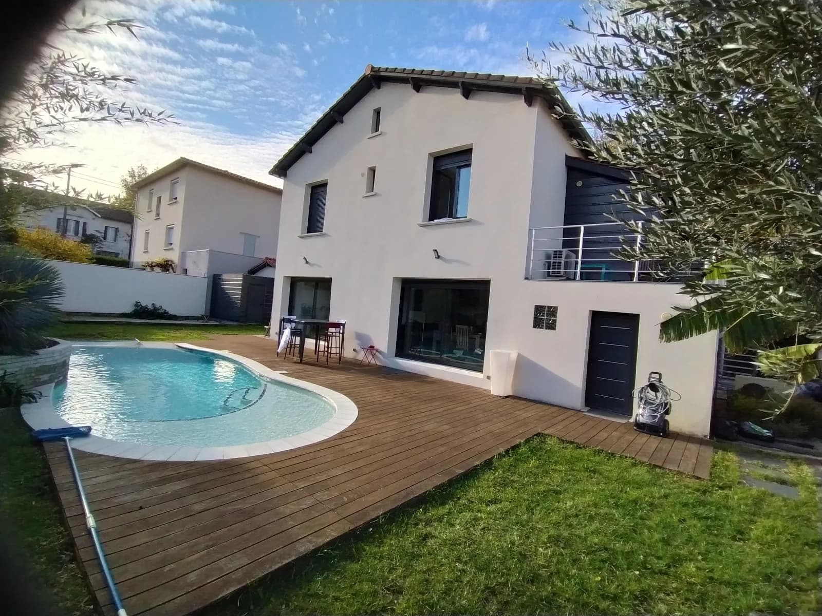 Grande maison conviviale avec jardin et piscine privée
