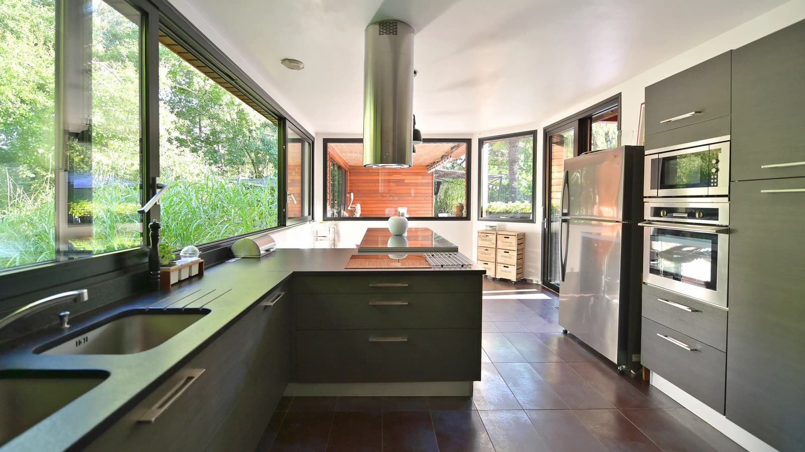 Cuisine dans Magnifique villa construite en bois exotique rare - 1