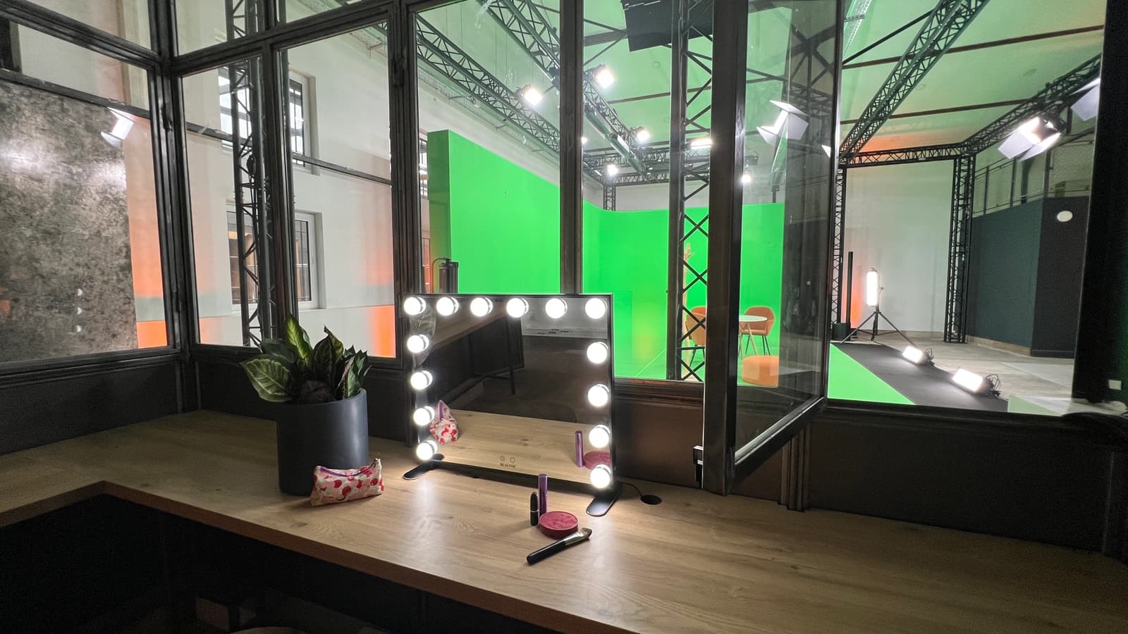 Espace Studio (35m²) avec cyclorama vert pour vos créations - 1