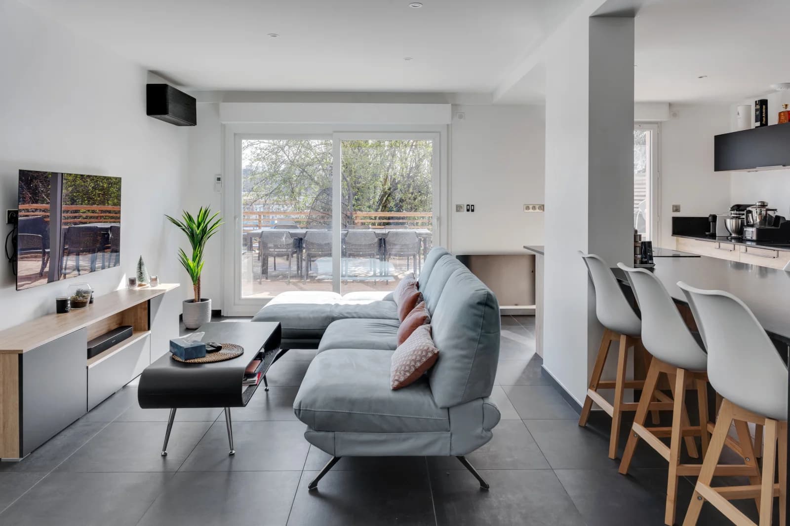 Salle de réunion dans Vue panoramique depuis la terrasse d'un étage moderne - 1