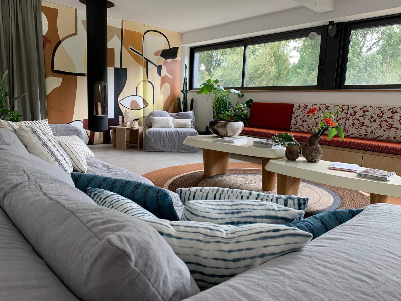 Salon dans En pleine forêt: grande maison moderne avec piscine - 1