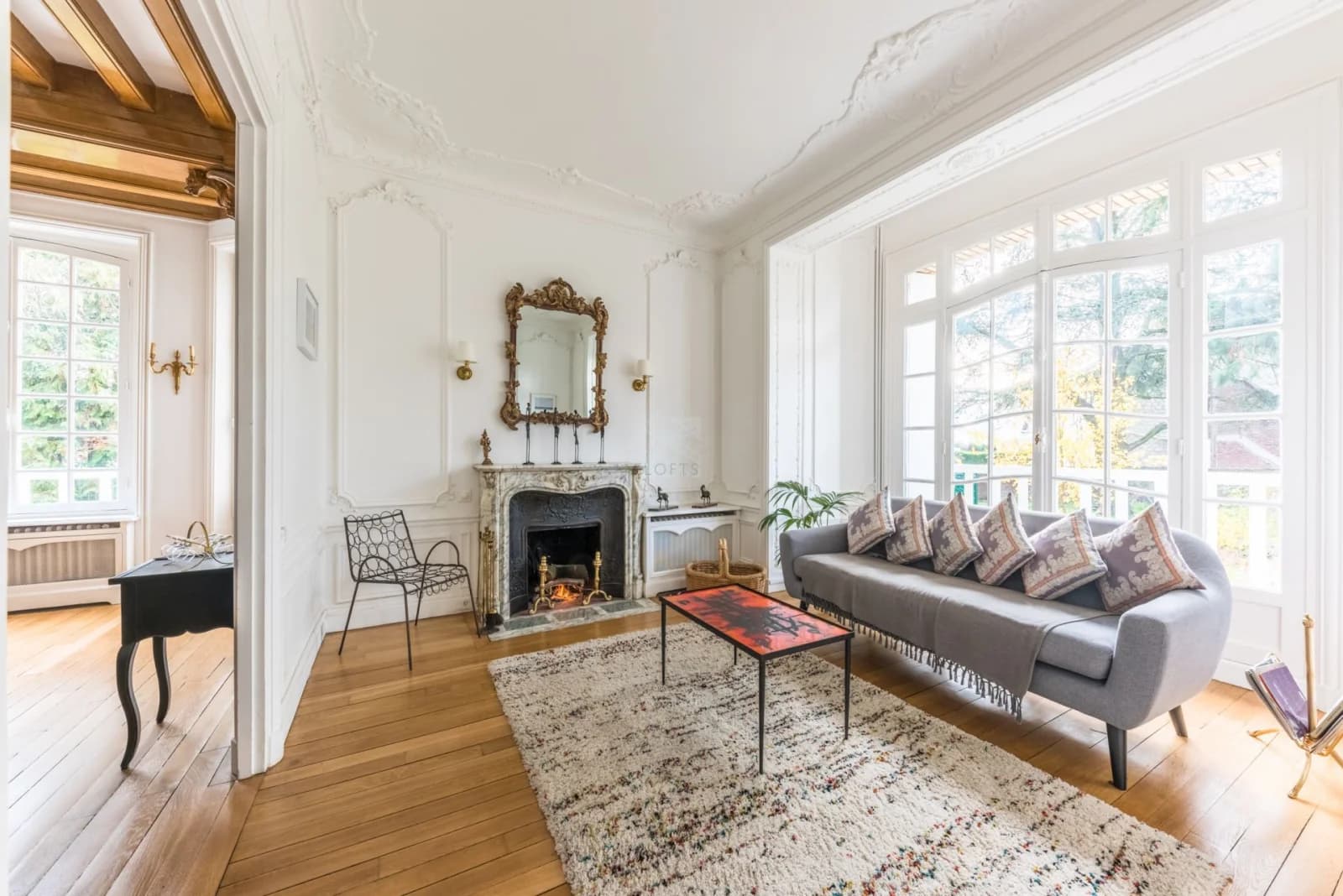 Living room in A magnificent, resolutely modern manor house - 1