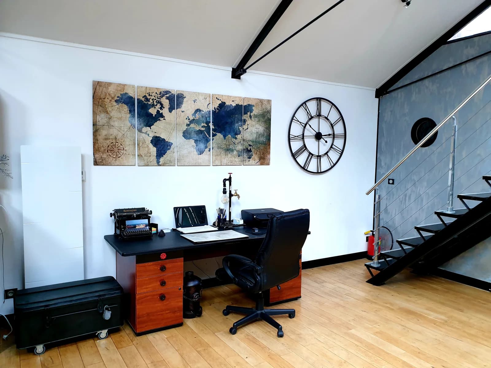 Salon dans Le Havre: loft industriel au caractère bien trempé - 1