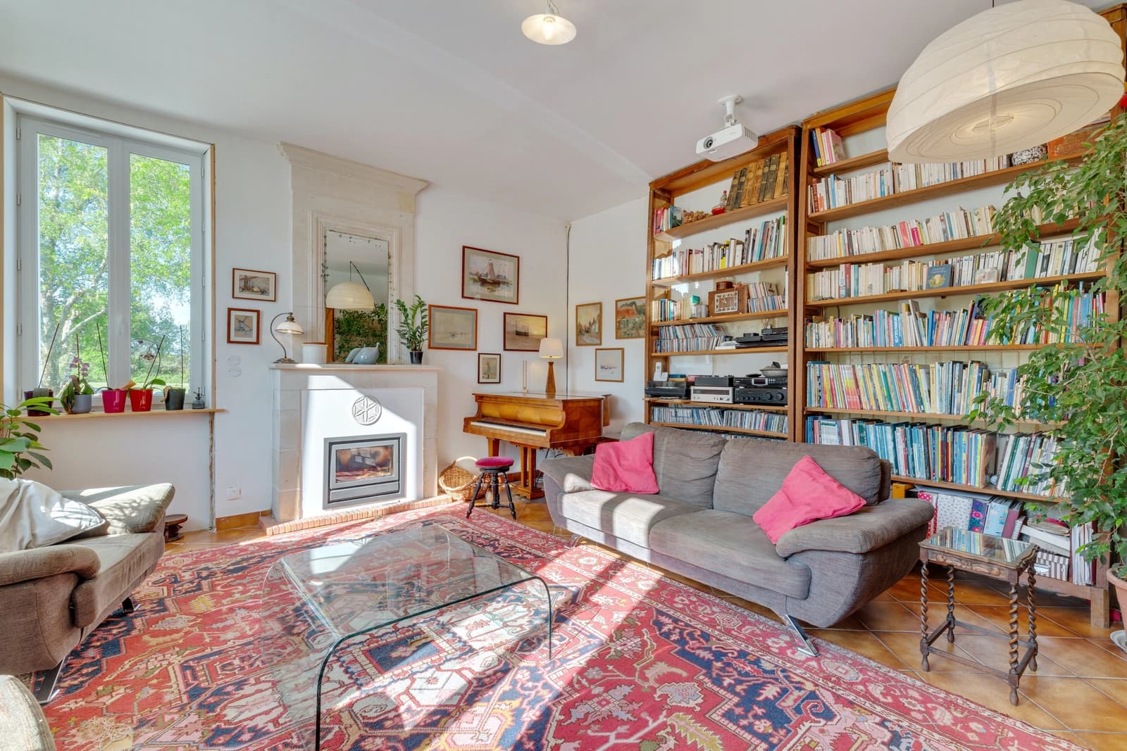 Salon dans Petit château au calme niché sur un vaste terrain arboré - 1