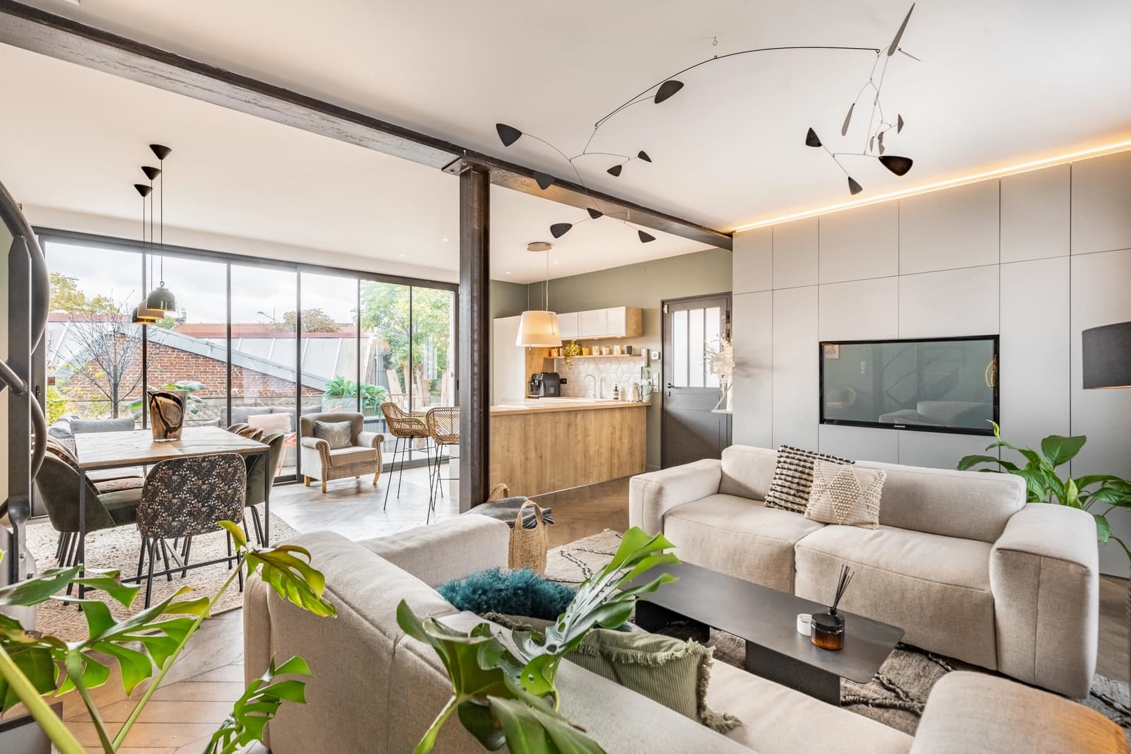 Maison moderne et chaleureuse avec son jardin accueillant