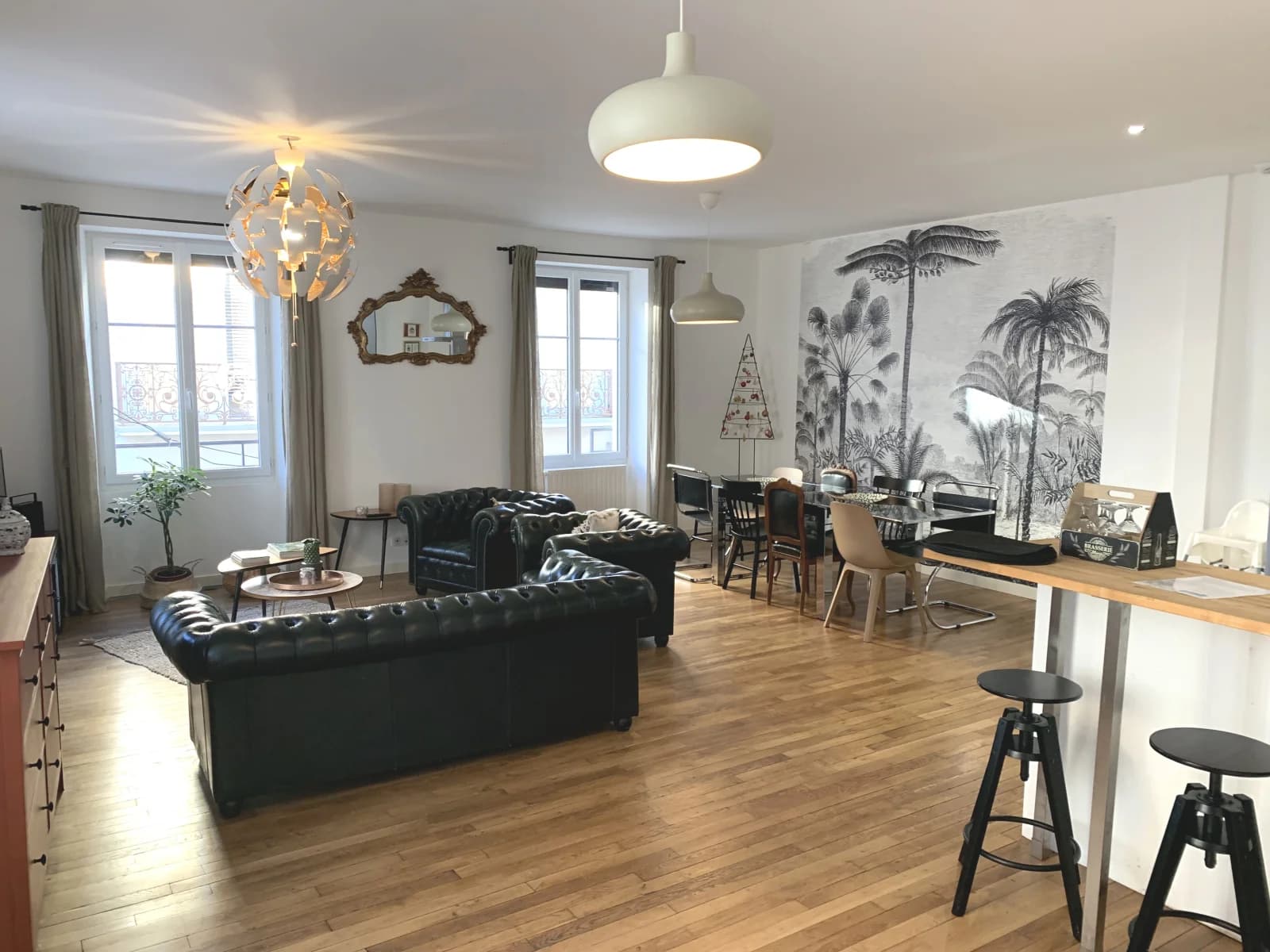 Salle de réunion dans Grande maison design avec sa terrasse panoramique - 1