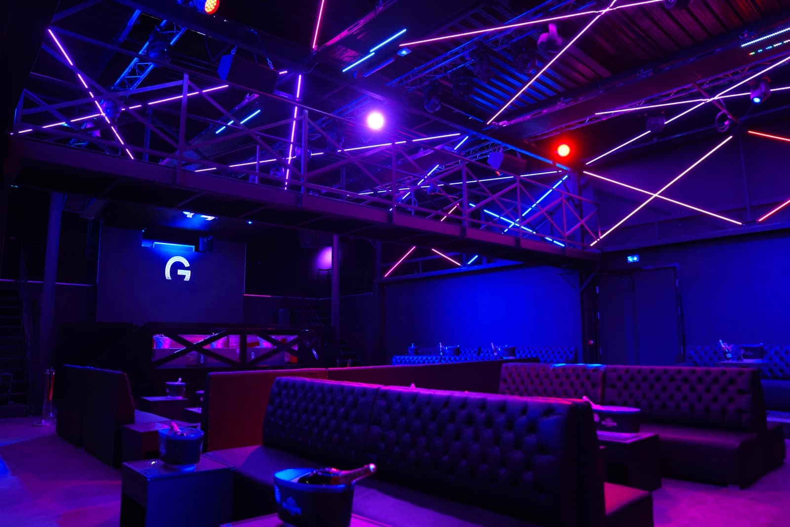 Space Modern club design - 3