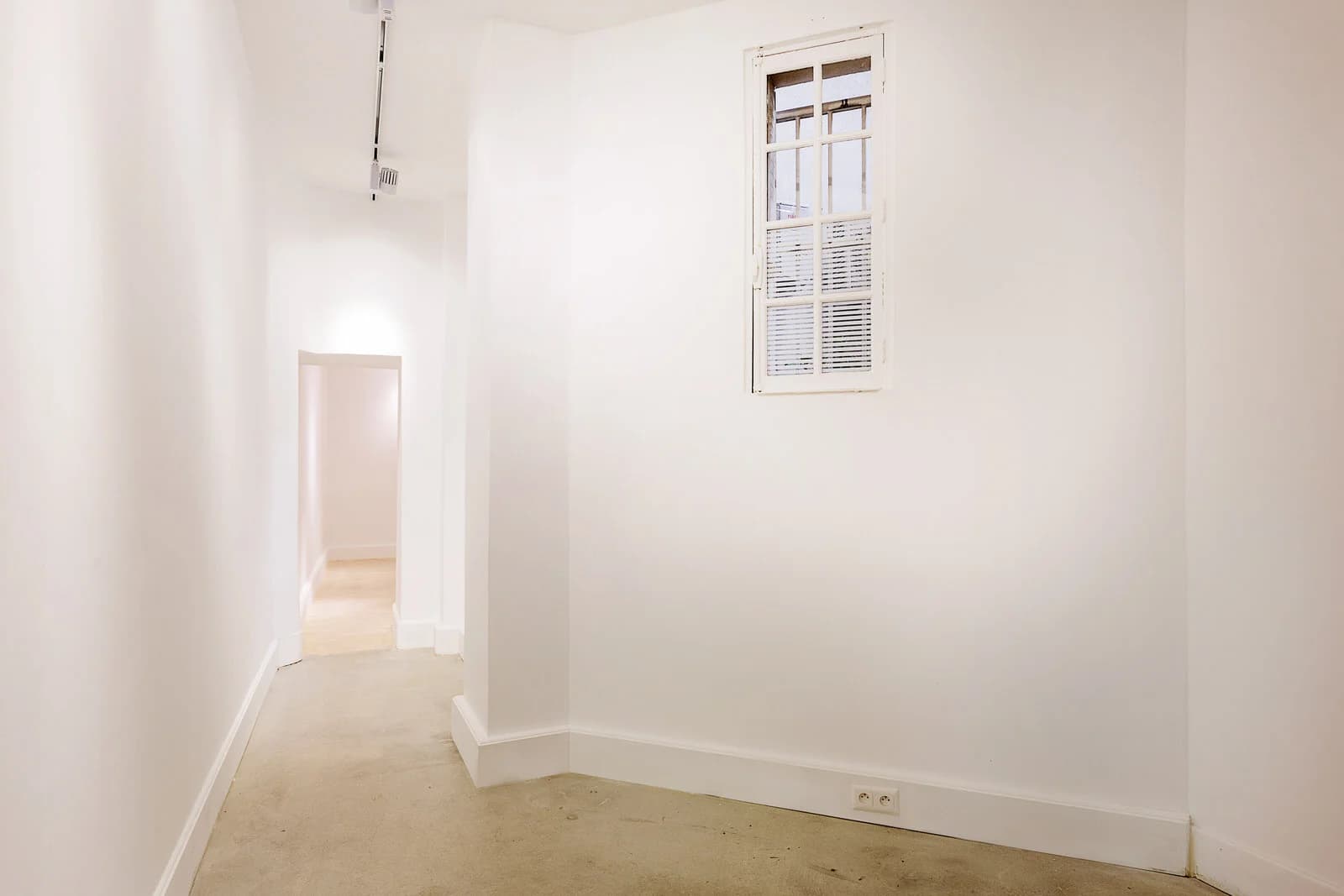 Salon dans Galerie d'art épurée, un espace blanc et intimiste - 1