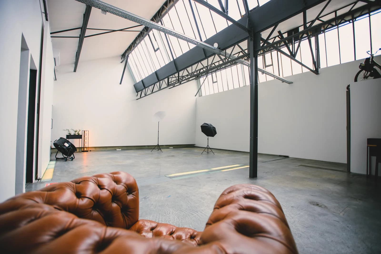 Living room in 240m² loft for film shoots and corporate events - 1