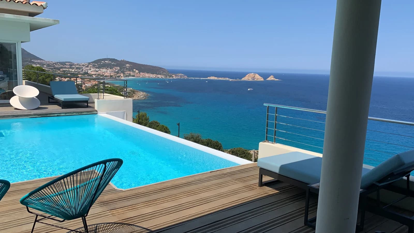 Meeting room in House with 180-degree sea view in Corsica - 1