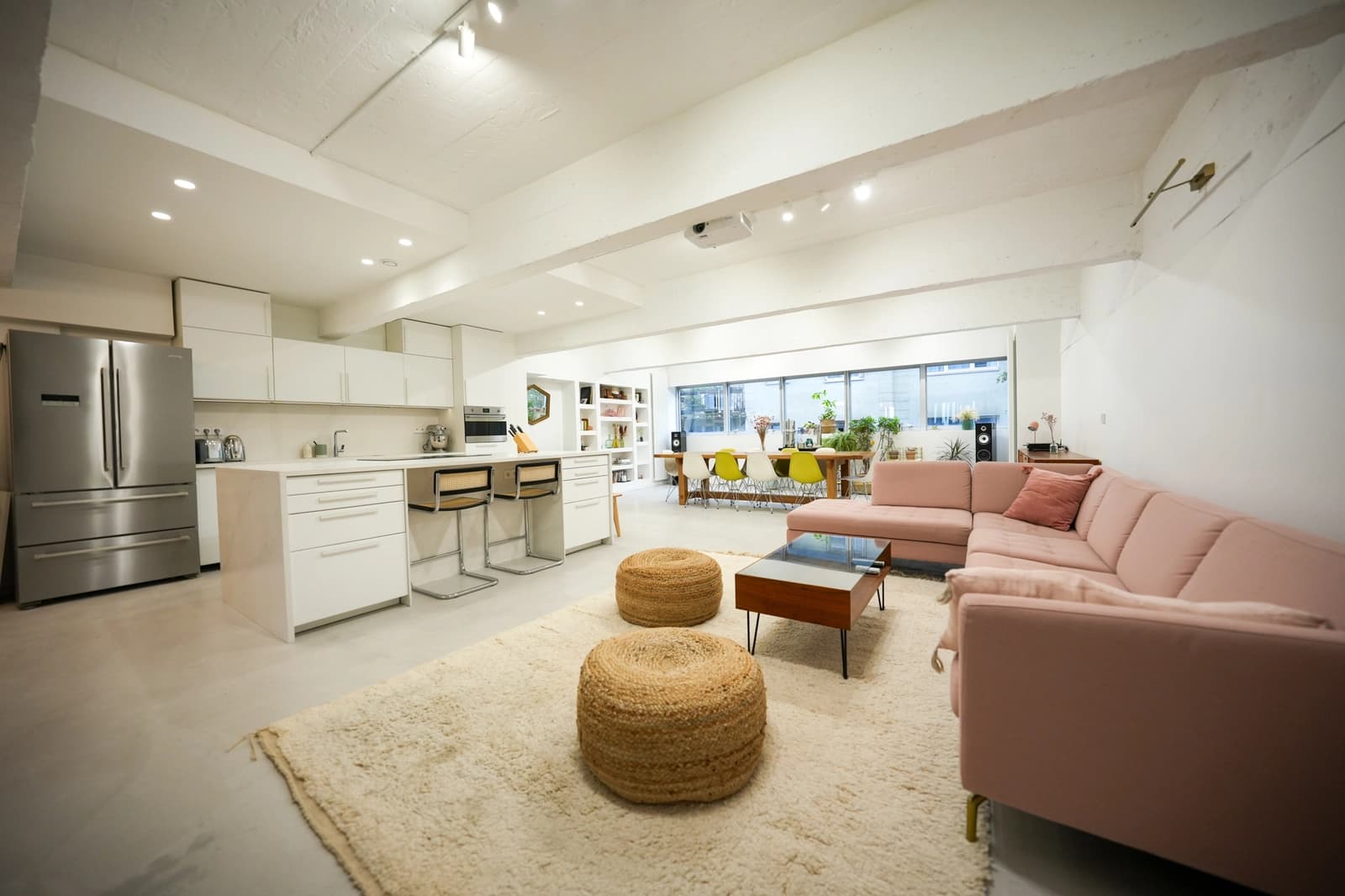 Salon dans Un loft de charme aux Lilas, esprit village parisien - 0
