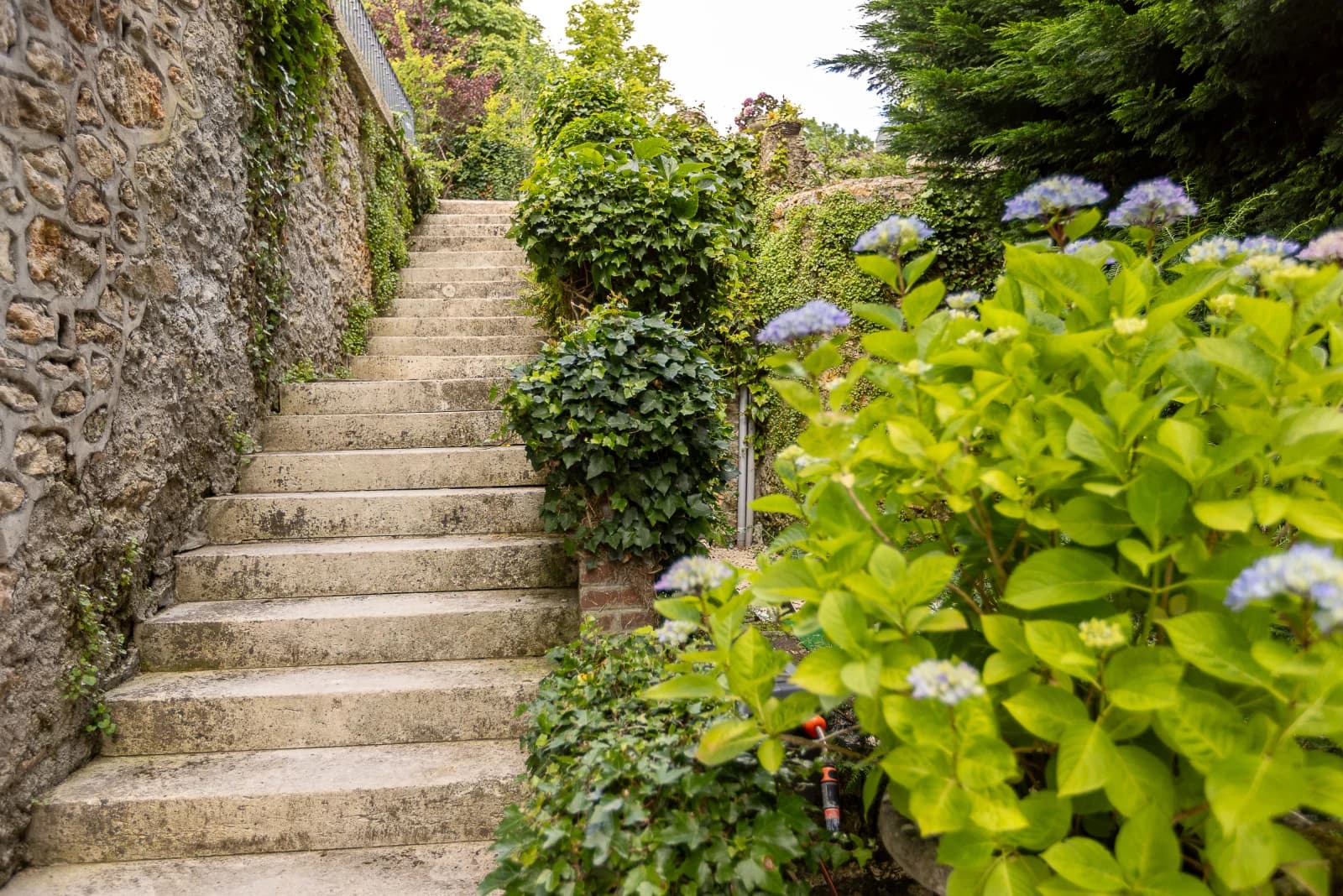 Space Bright spaces and exceptional grounds at Le Manoir - 4