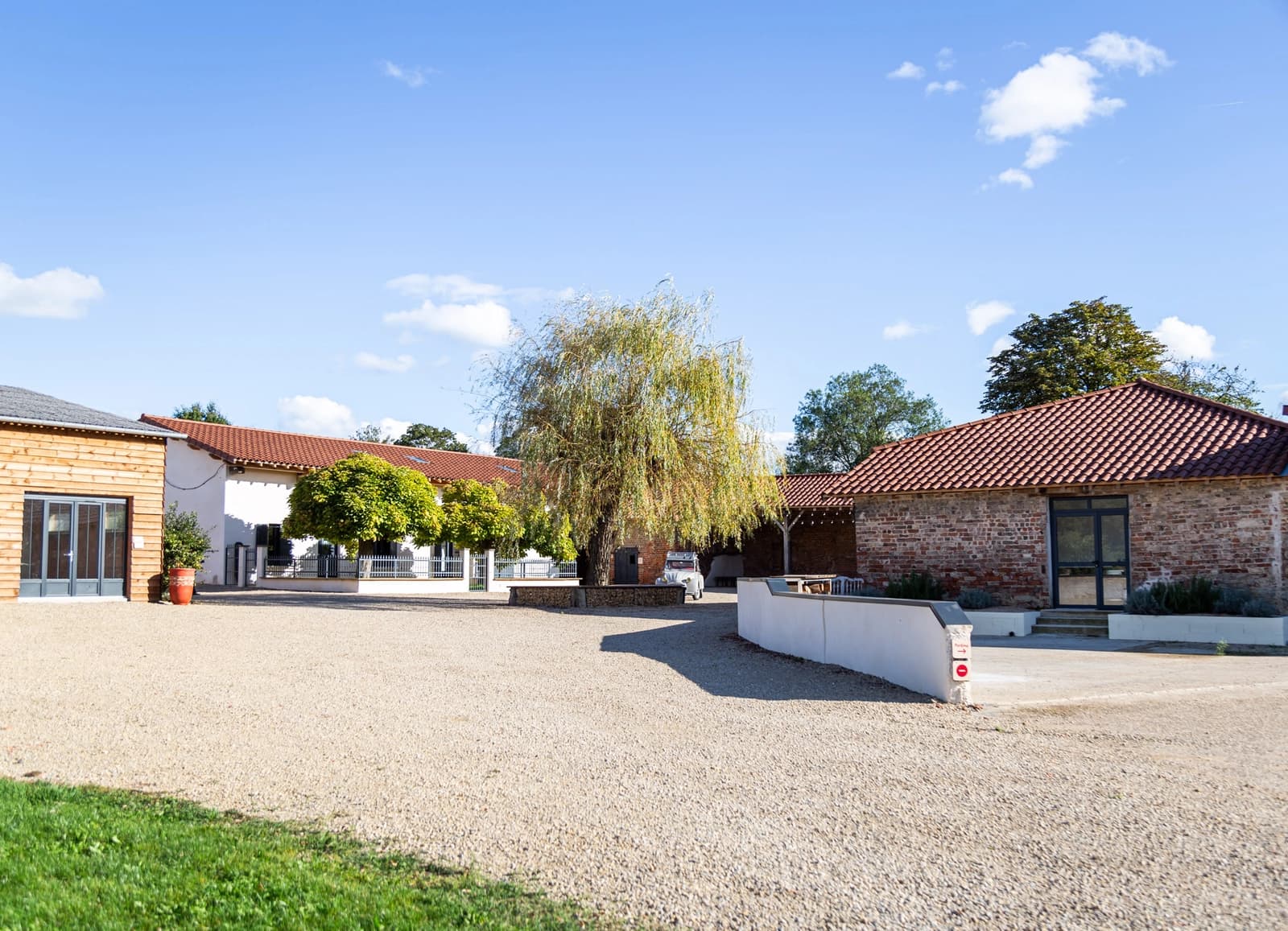 Space Estate in Bresse with large rooms - 4