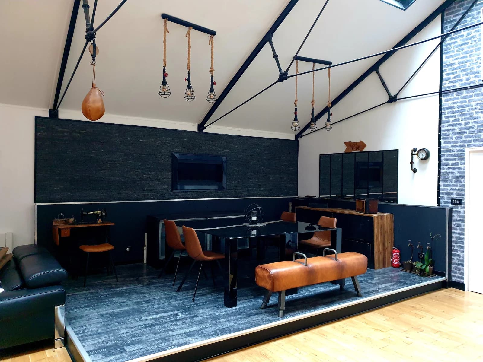 Salon dans Le Havre: loft industriel au caractère bien trempé - 1