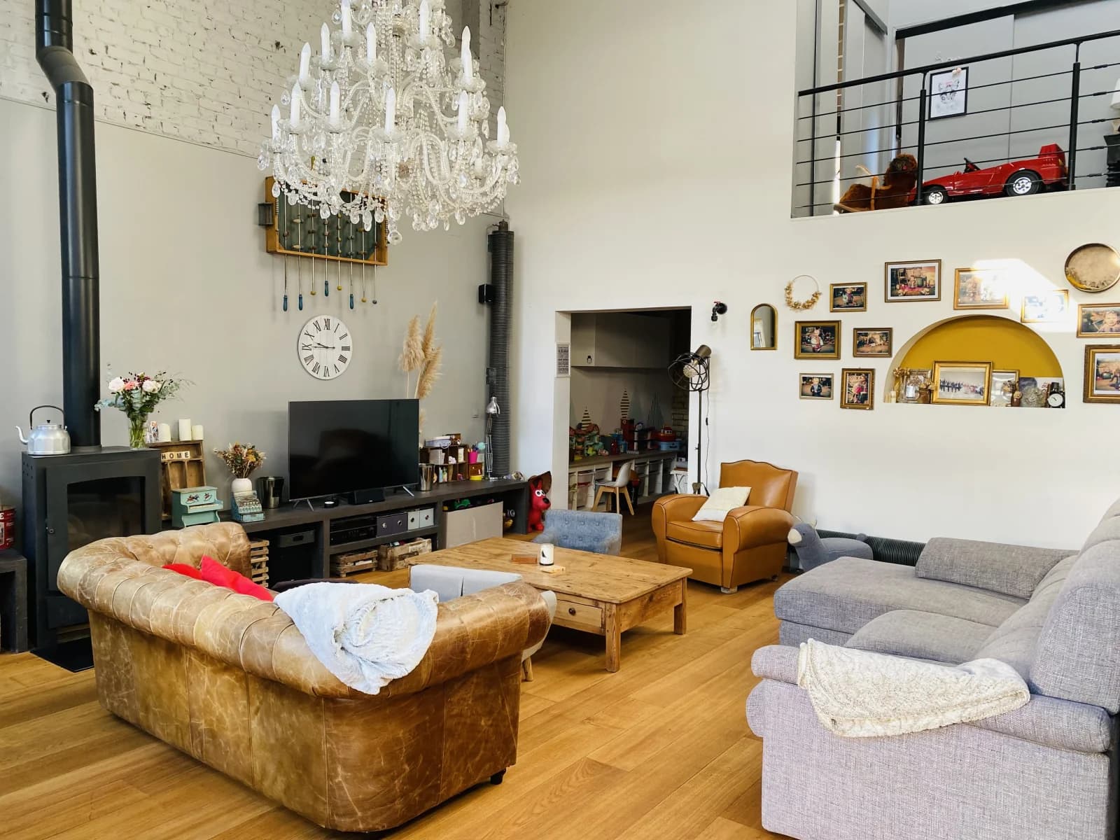 Salon dans Grand loft accueillant, parfait pour des moments en famille - 1